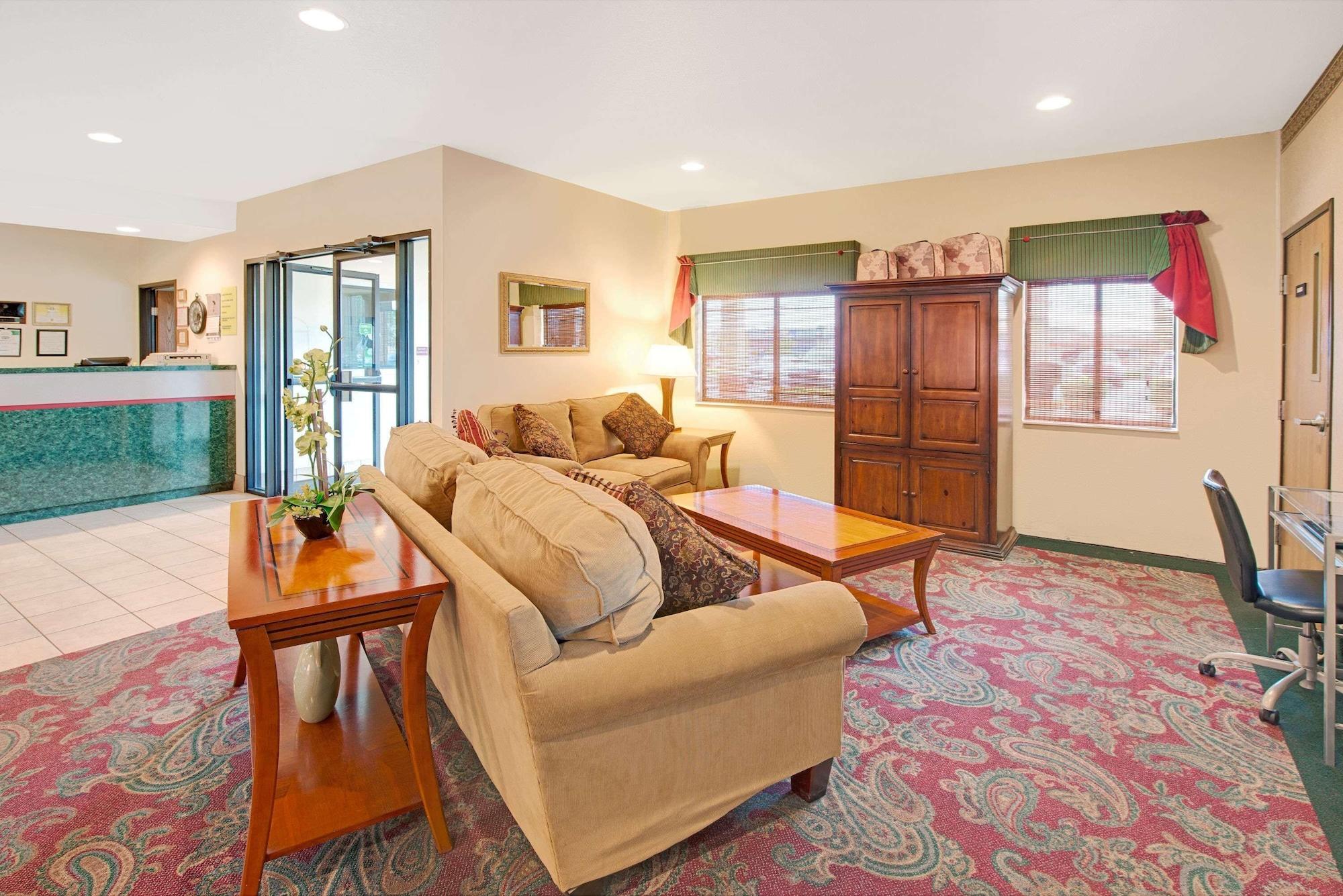Vista Lobby Super 8 by Wyndham Bonne Terre