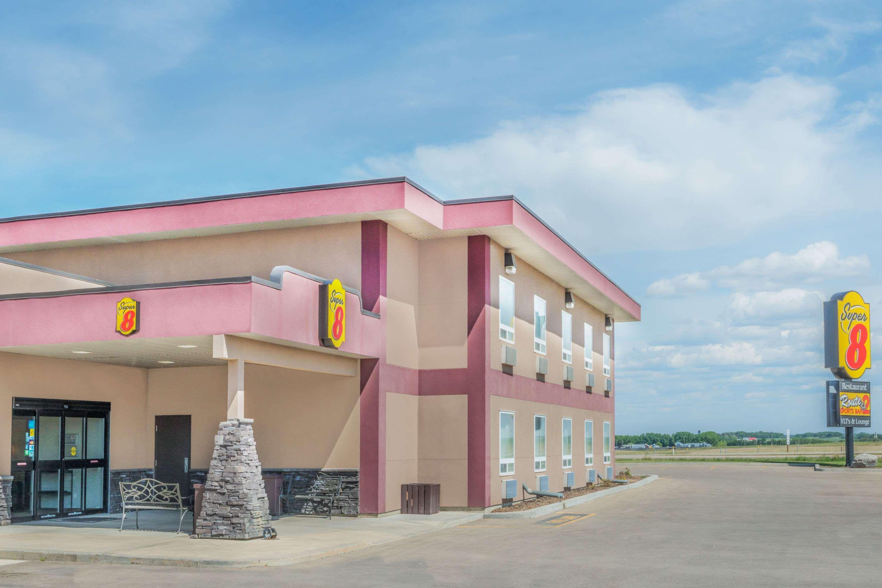 Vista Exterior Super 8 by Wyndham Innisfail