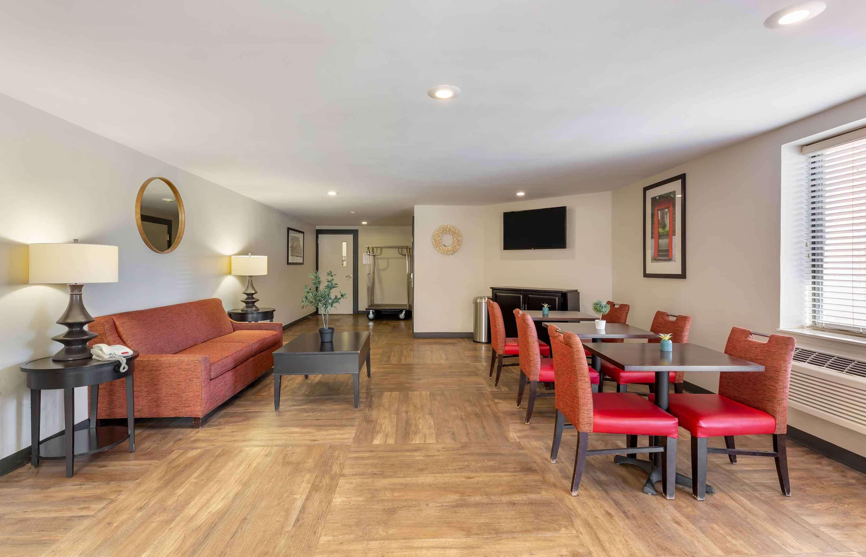 Vista Lobby Extended Stay America Suites Cleveland Middleburg Heights