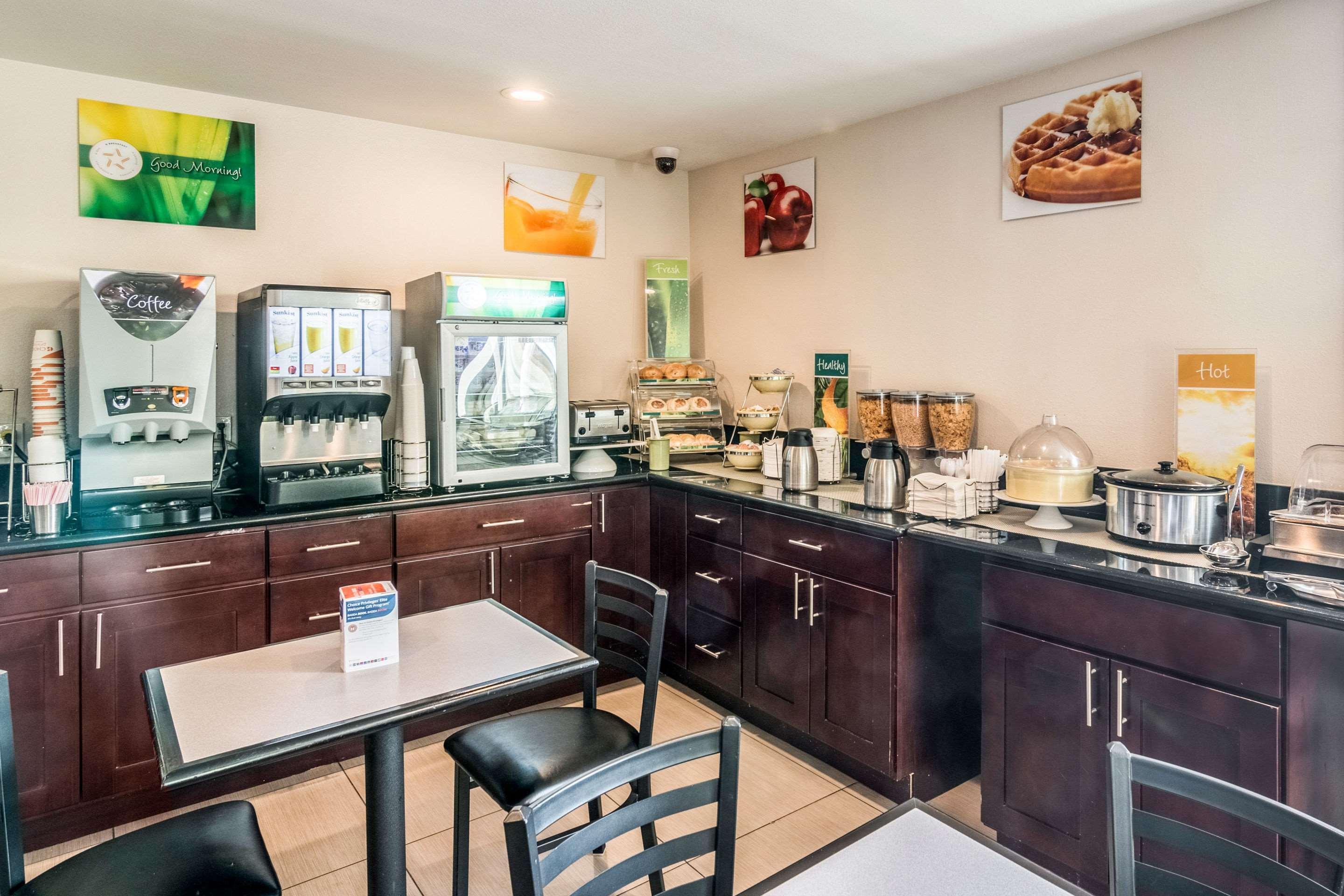 Restaurant Quality Inn & Suites near Downtown Bakersfield