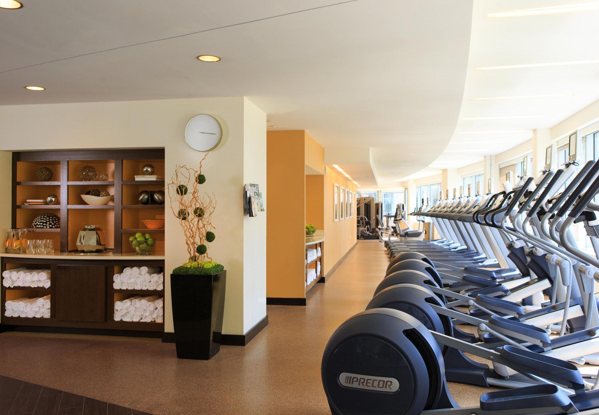 Gimnasio Renaissance Arlington Capital View Hotel