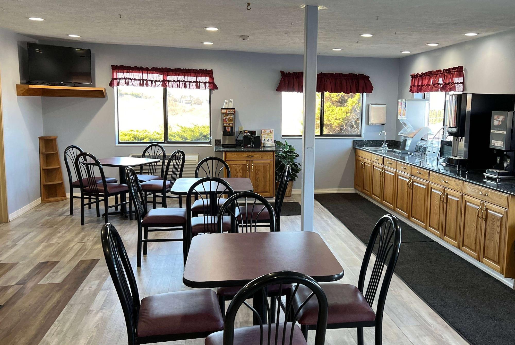Restaurant Super 8 by Wyndham Altoona