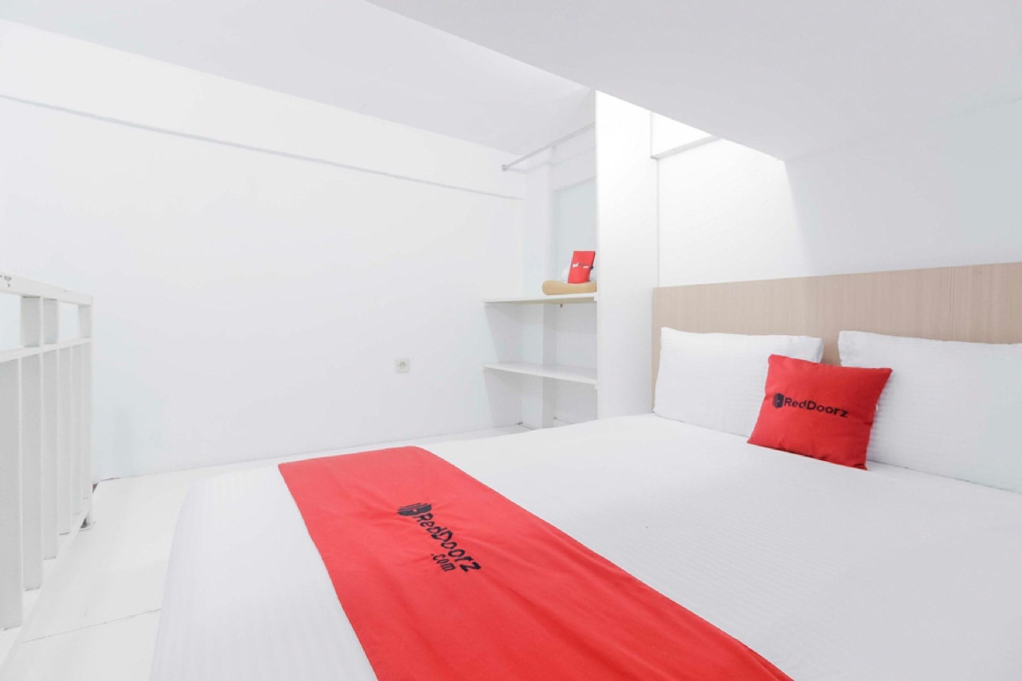 Varios RedDoorz near Hayam Wuruk