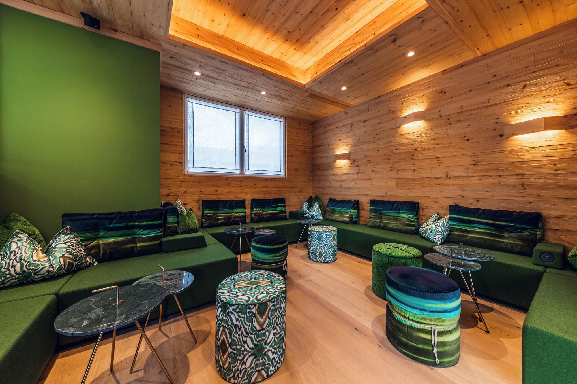 Varios Loom Hotel