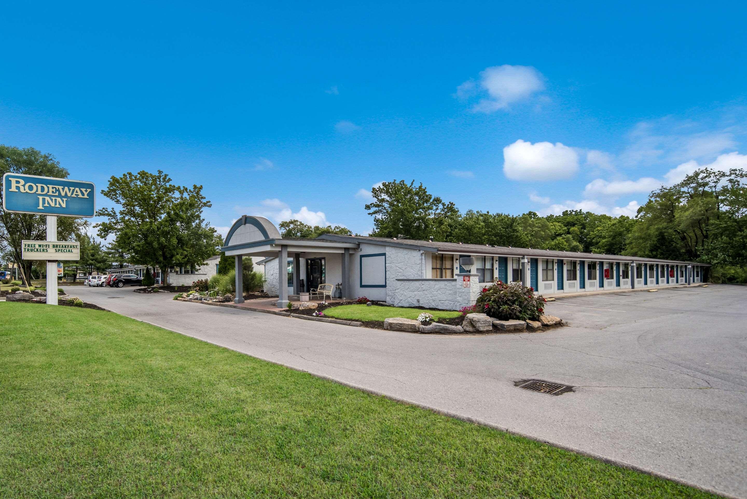 Vista Exterior Rodeway Inn Carlisle North