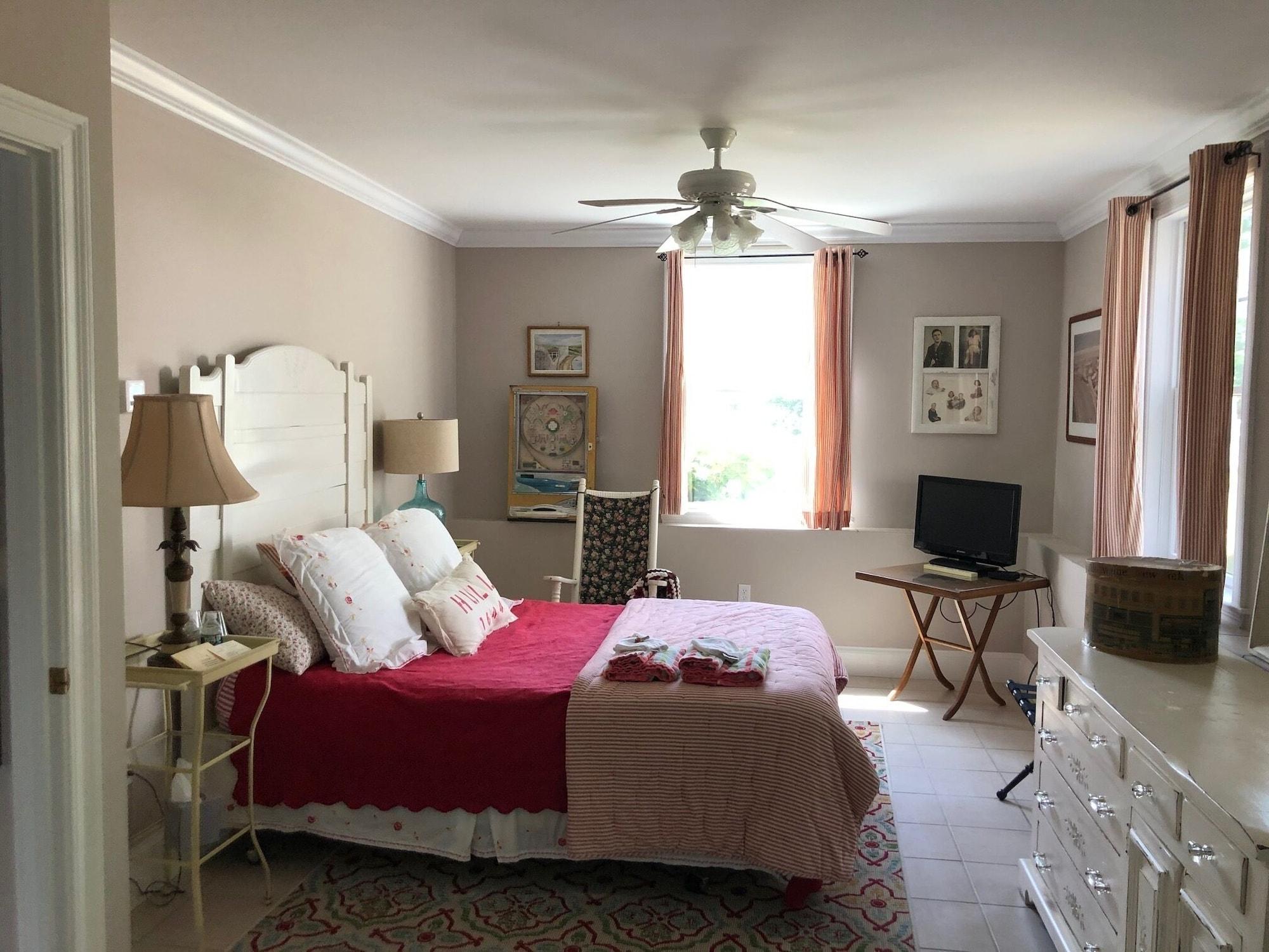 Varios Josephine's Bed & Breakfast