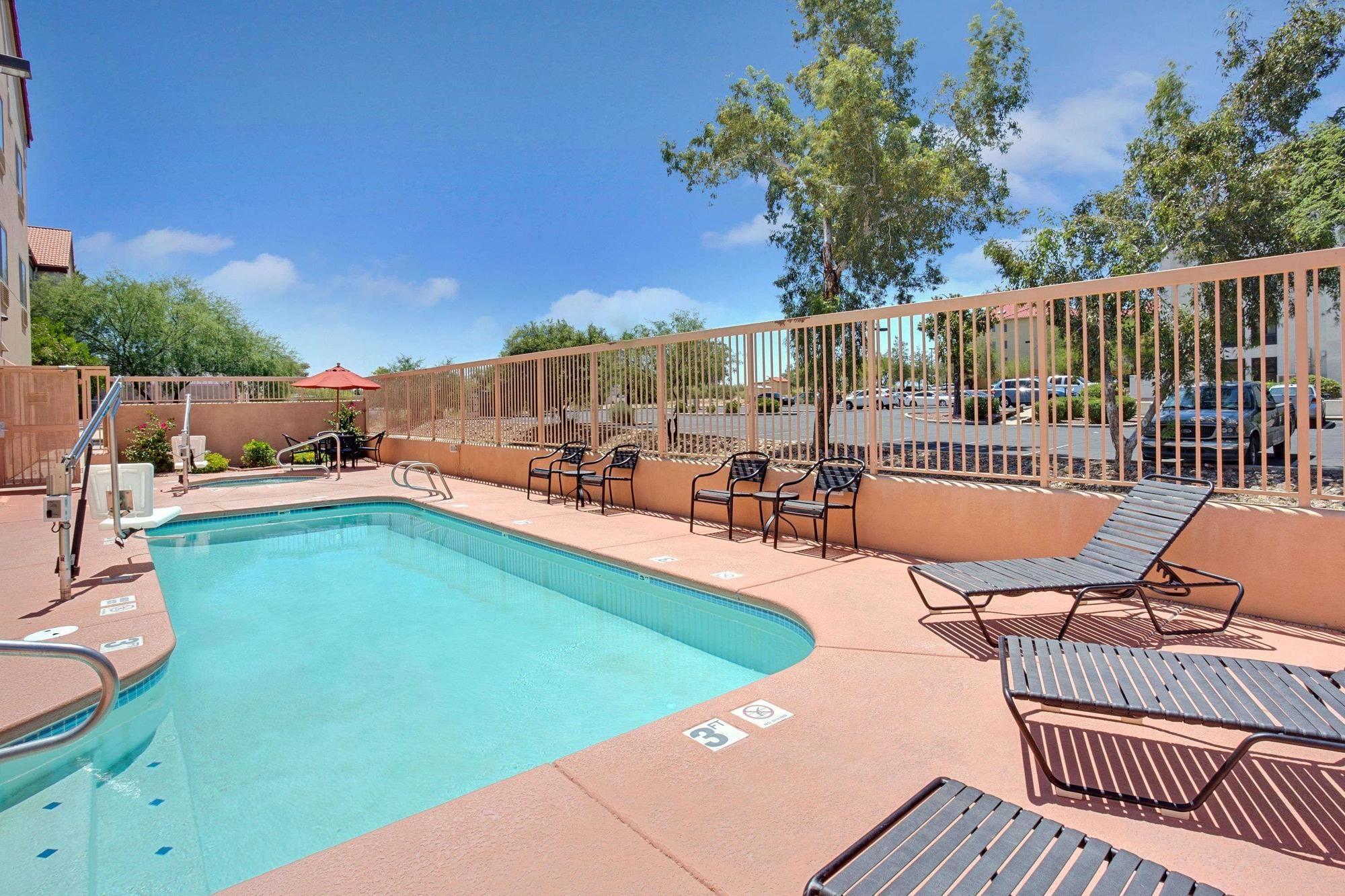 Vista Piscina Baymont Inn & Suites Tucson Airport
