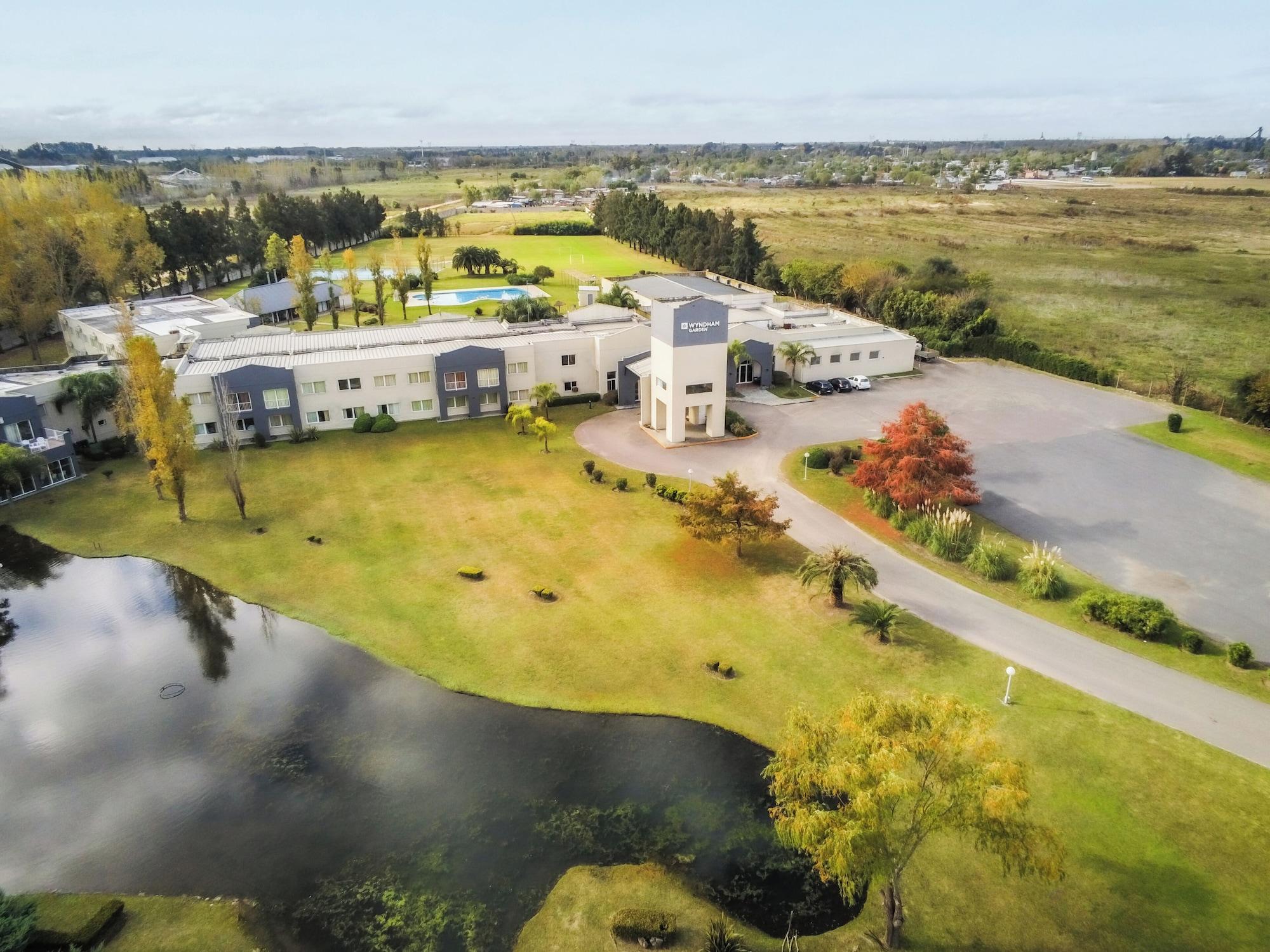 Vista Exterior Wyndham Garden Campana