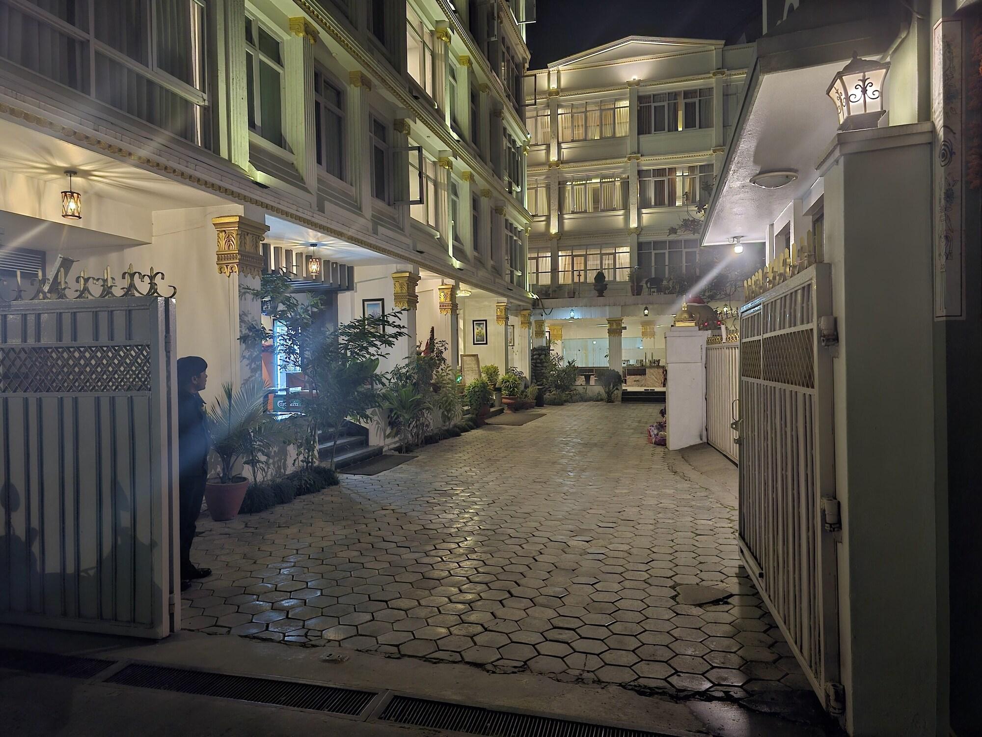 Vista Exterior Durbar Hotel and Residence
