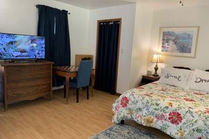 Alquiler Vacacional - View Peaceful Pond while lounging in this open studio apartment!