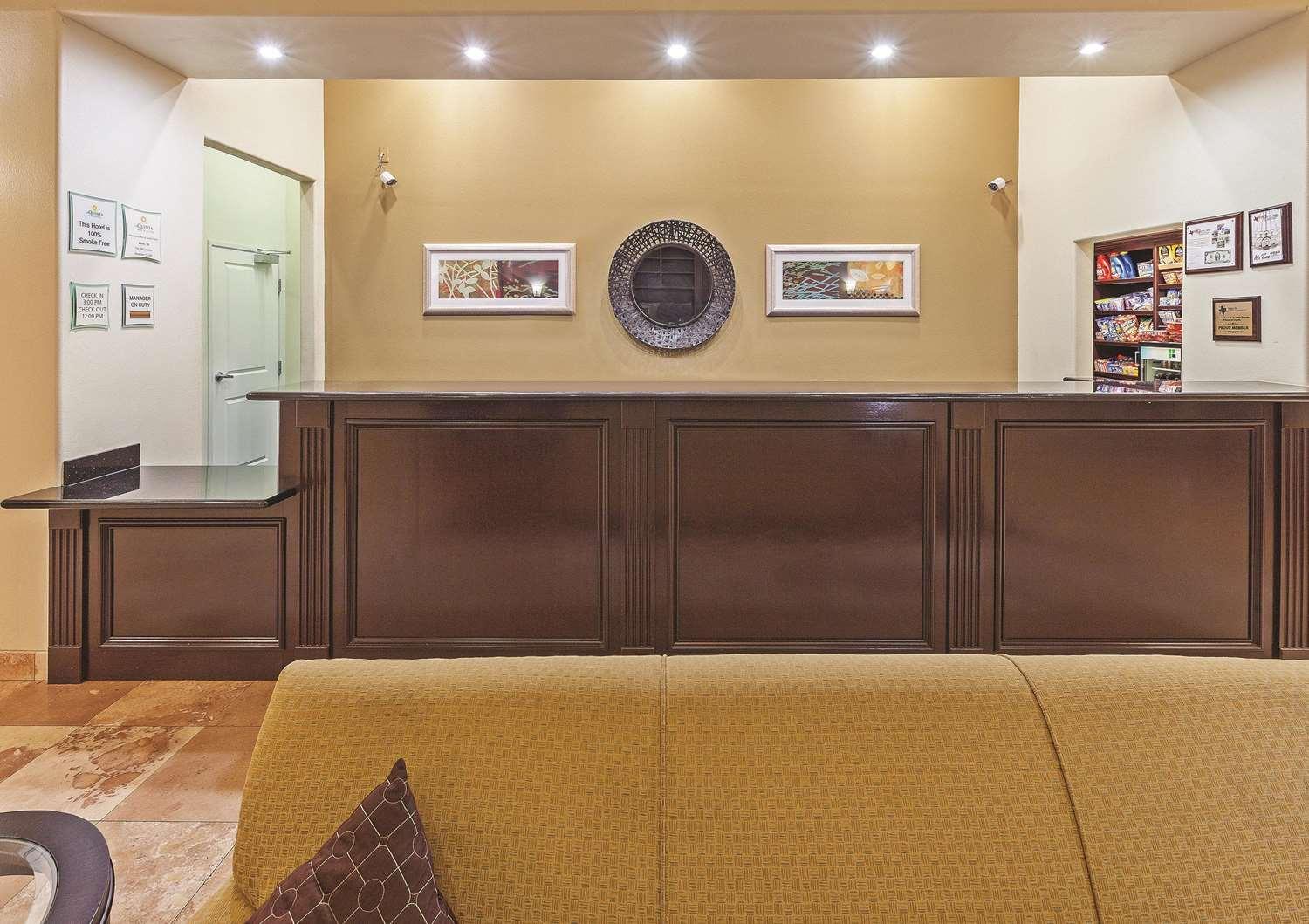 Vista Lobby La Quinta Inn & Suites by Wyndham Alvin
