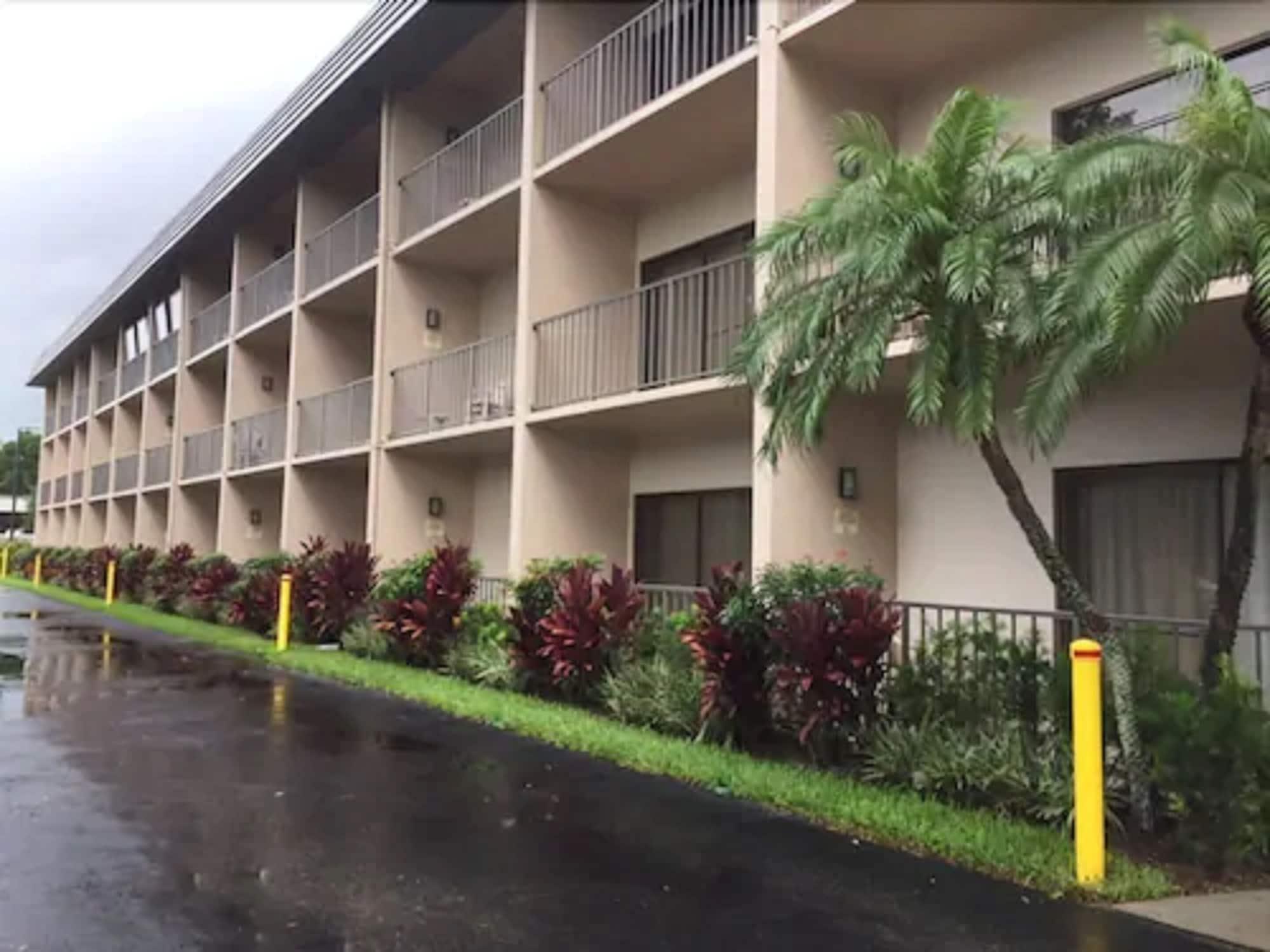 Vista Exterior Baymont by Wyndham Bonita Springs Naples North