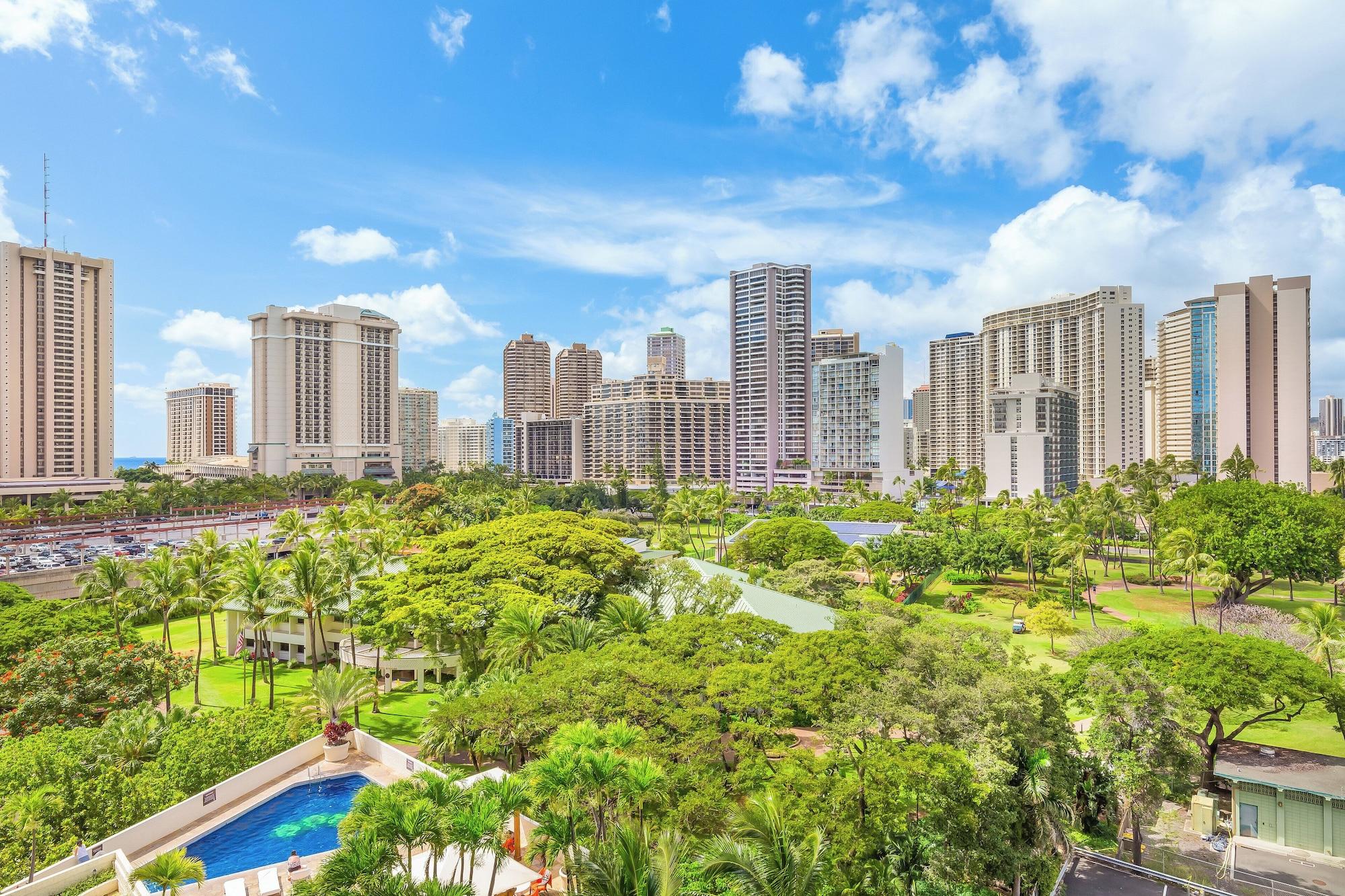 Playa Luana Waikiki Hotel & Suites