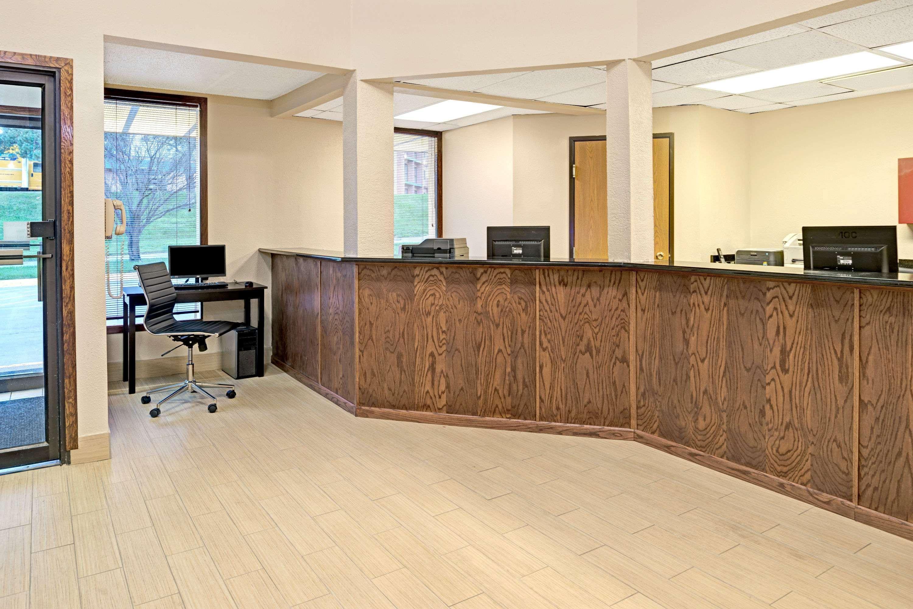 Vista Lobby Super 8 by Wyndham Omaha I-80 West