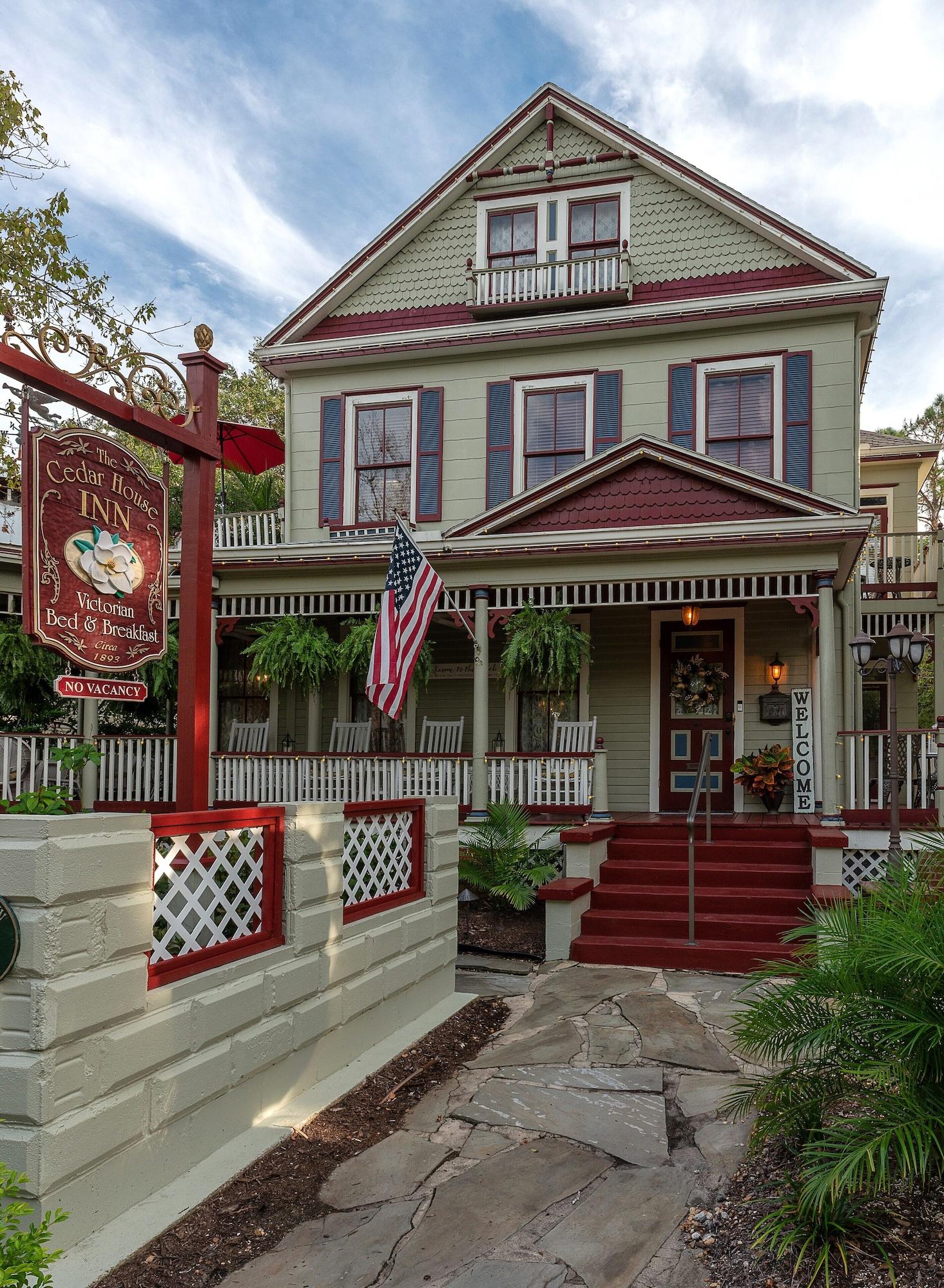 Vista Exterior Cedar House Inn