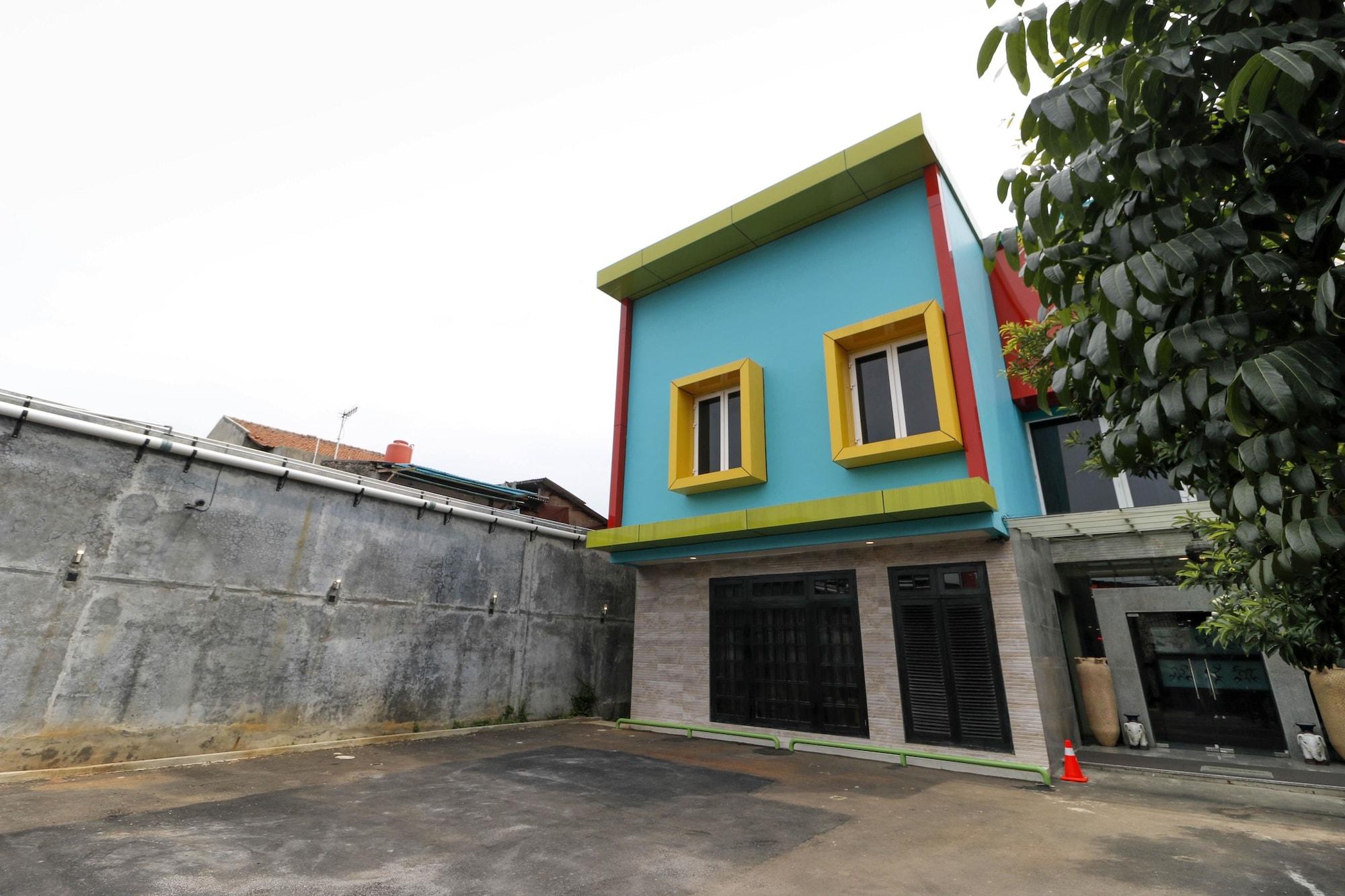 Vista Exterior RedDoorz Plus near Halim Perdanakusuma 2