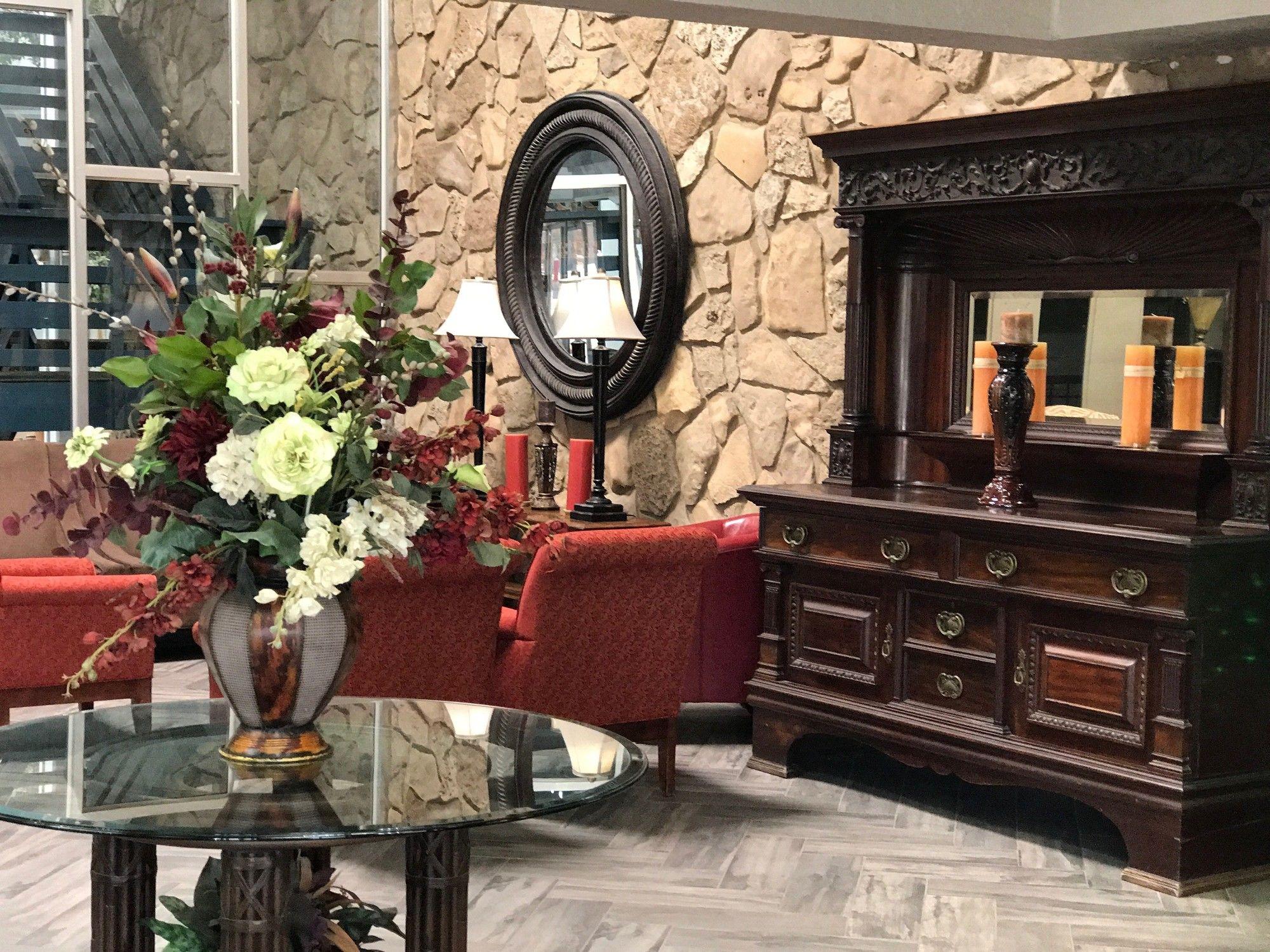 Varios Hub City Inn