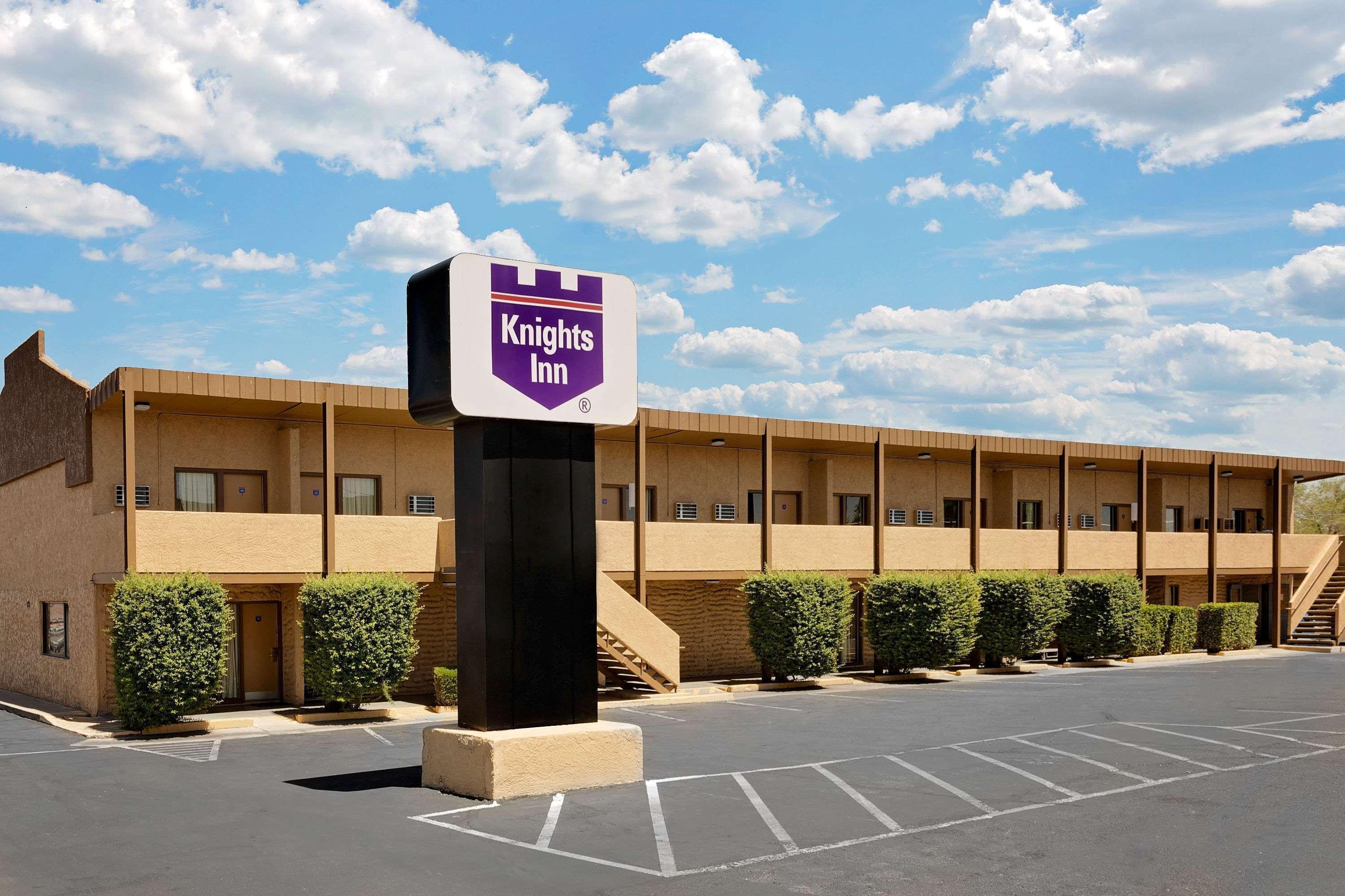 Vista Exterior Knights Inn Page