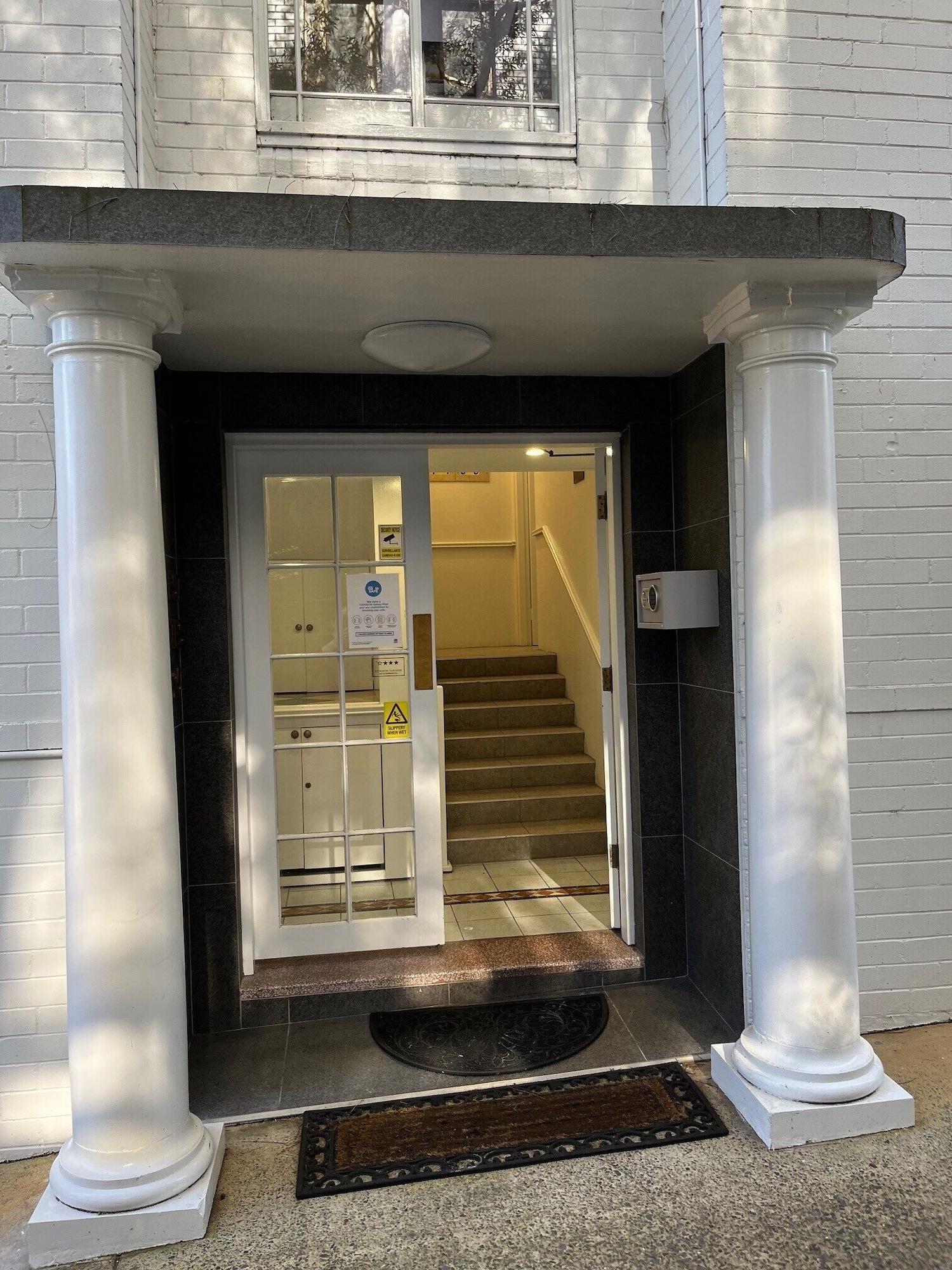 Varios Greenwich Inn Sydney Hotel