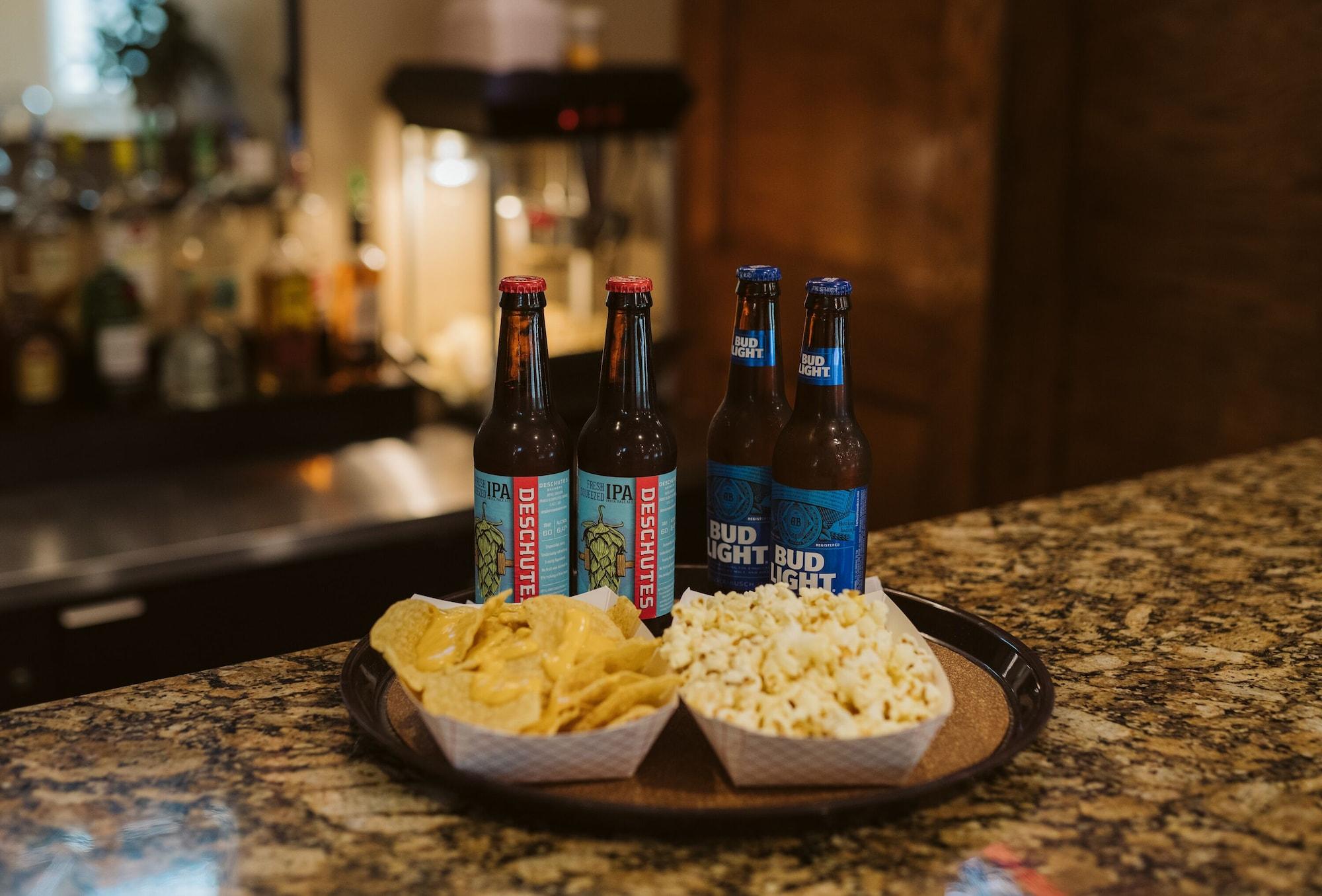 Bar/Salón EverSpring Suites