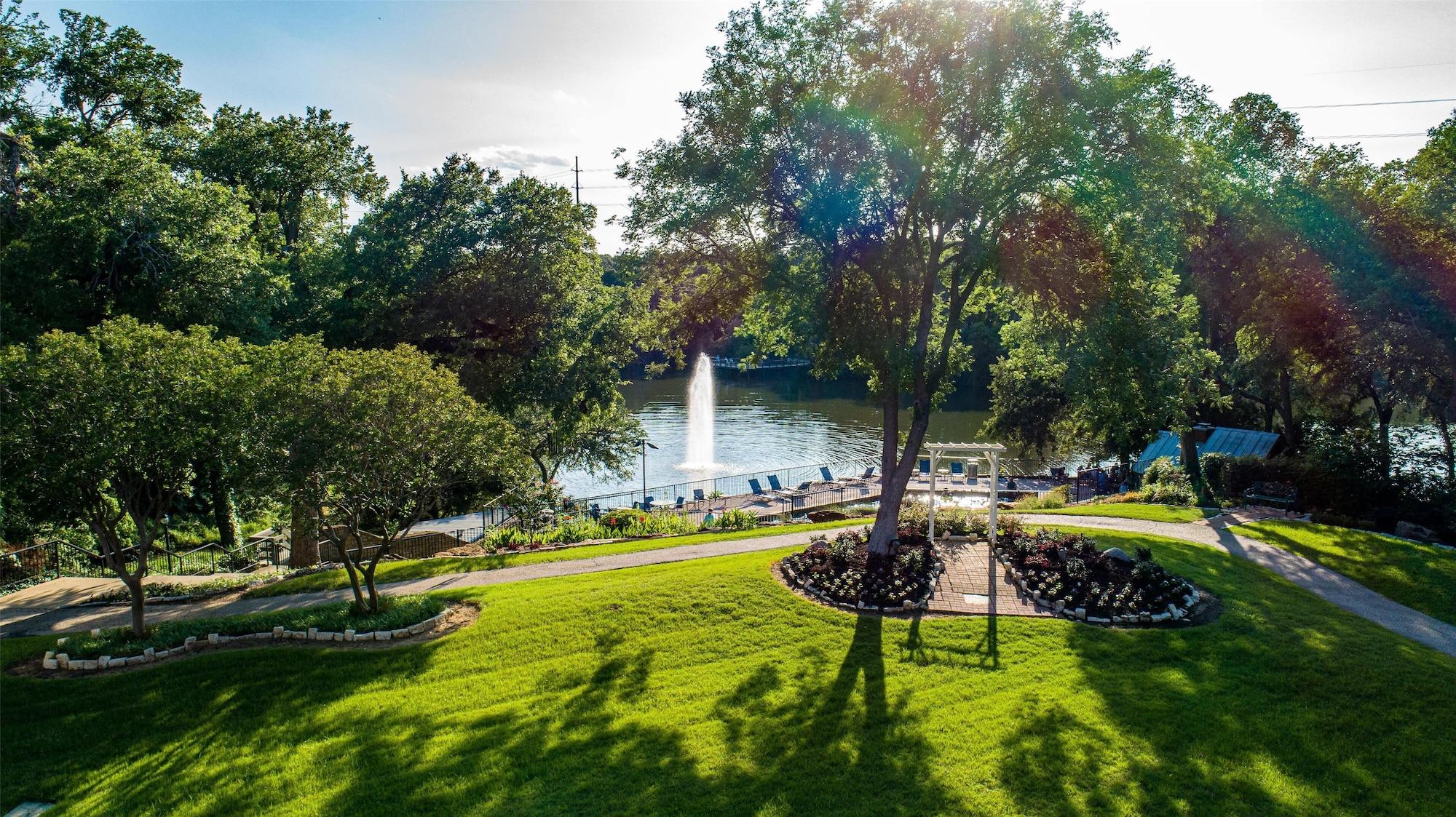 Vista Exterior Hilton DFW Lakes Executive Conference Center