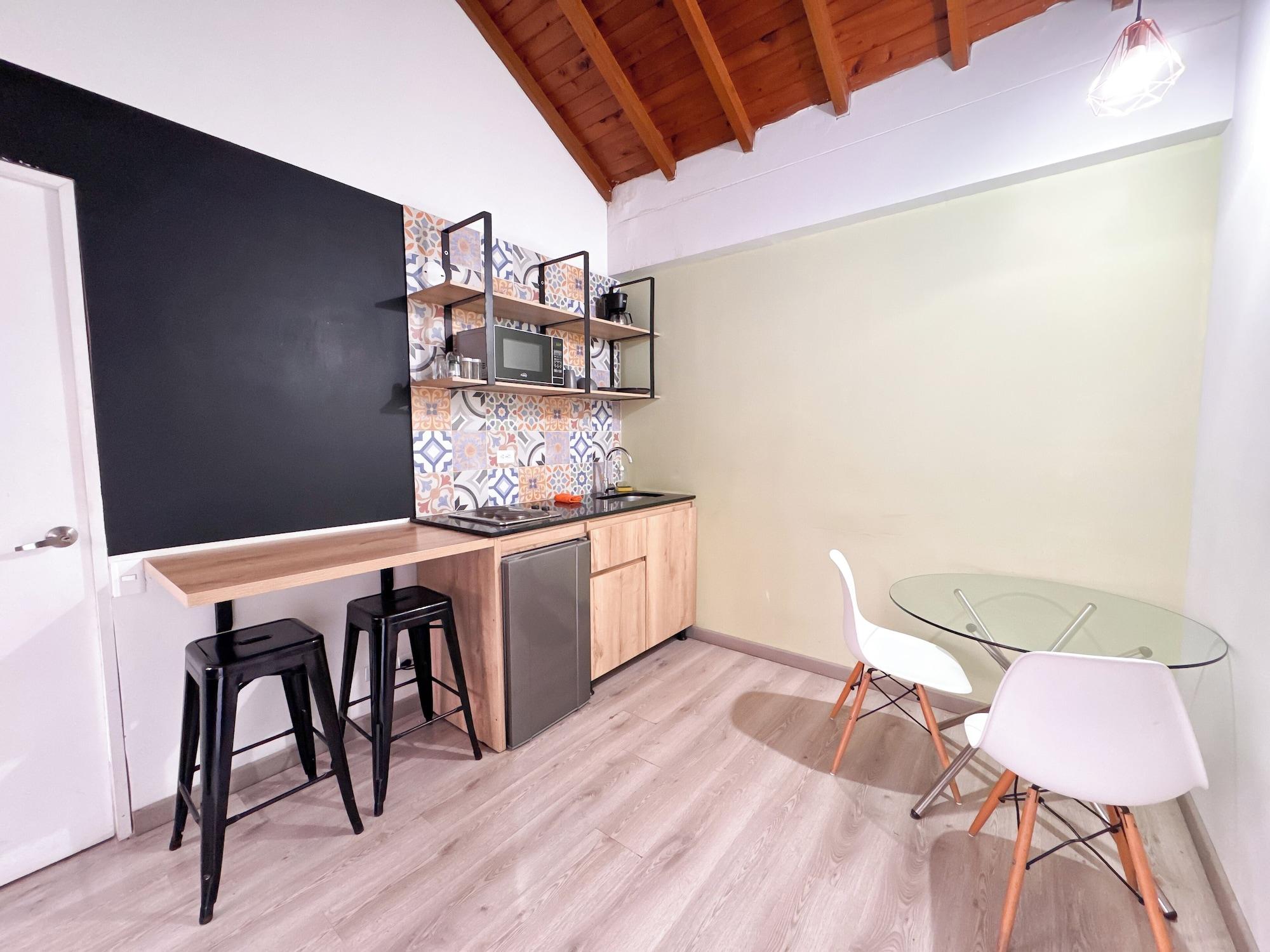 Equipamiento de Habitación Manila by Roots Rentals