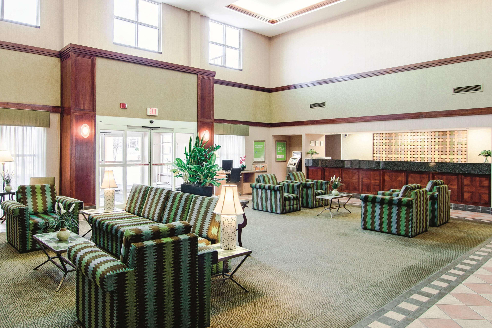 Vista Lobby La Quinta Inn & Suites by Wyndham Bannockburn-Deerfield