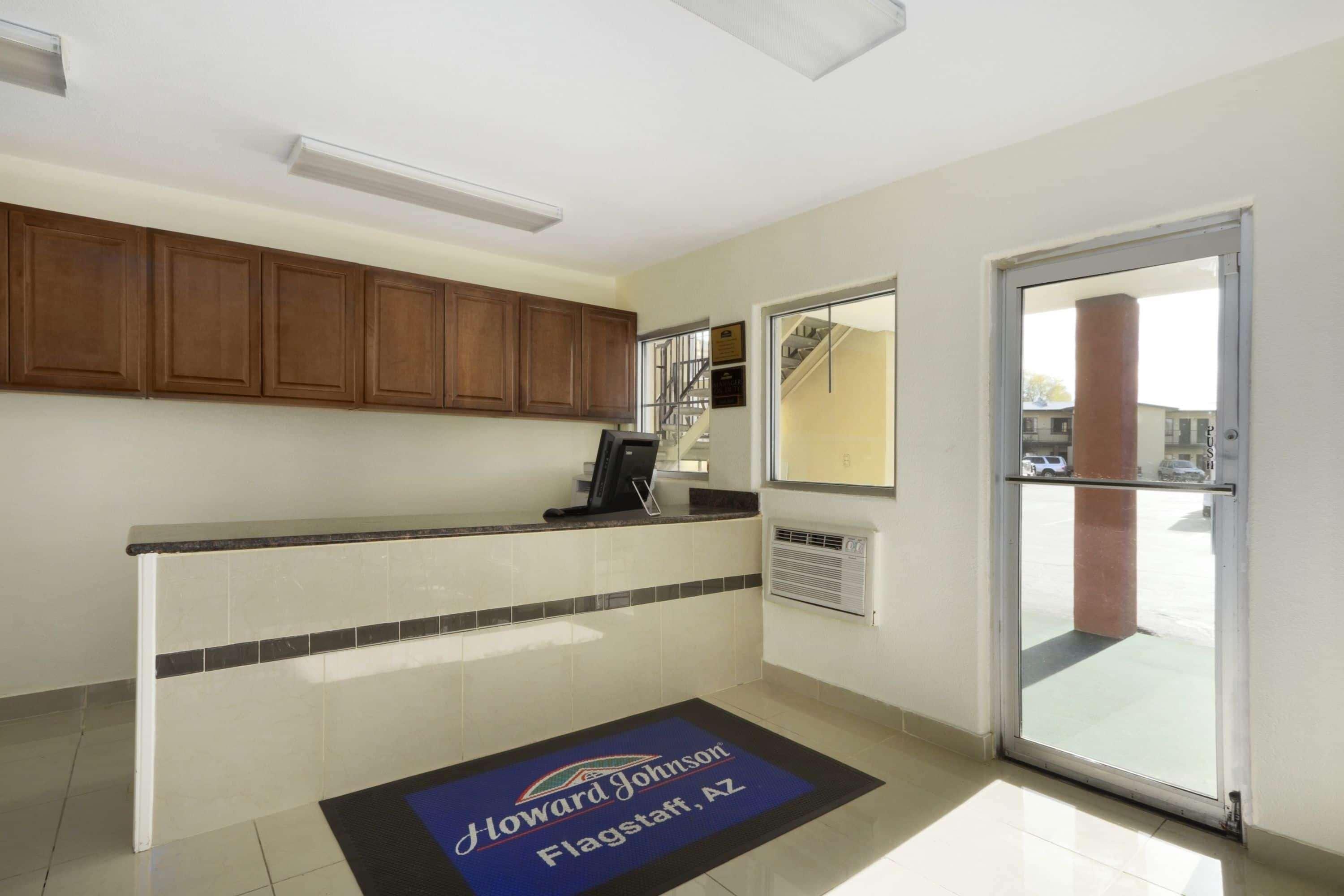 Vista Lobby Howard Johnson by Wyndham Flagstaff Univ West