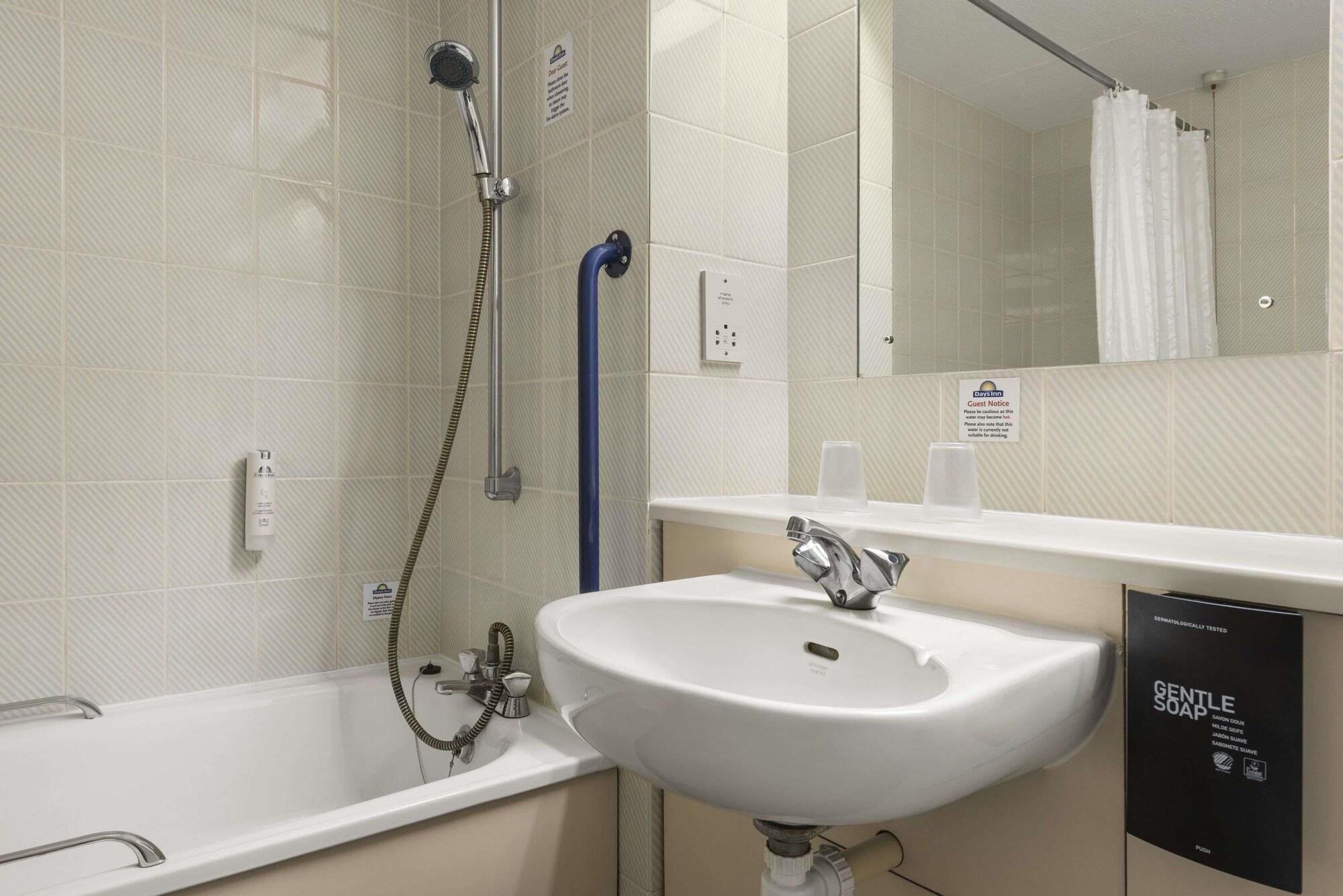 Equipamiento de Habitación Days Inn by Wyndham Bridgend Cardiff M4