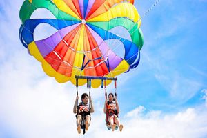 Actividad - 10 Minutes Parasailing Flight over St. George's Bay Including Photos and Video - Ticket