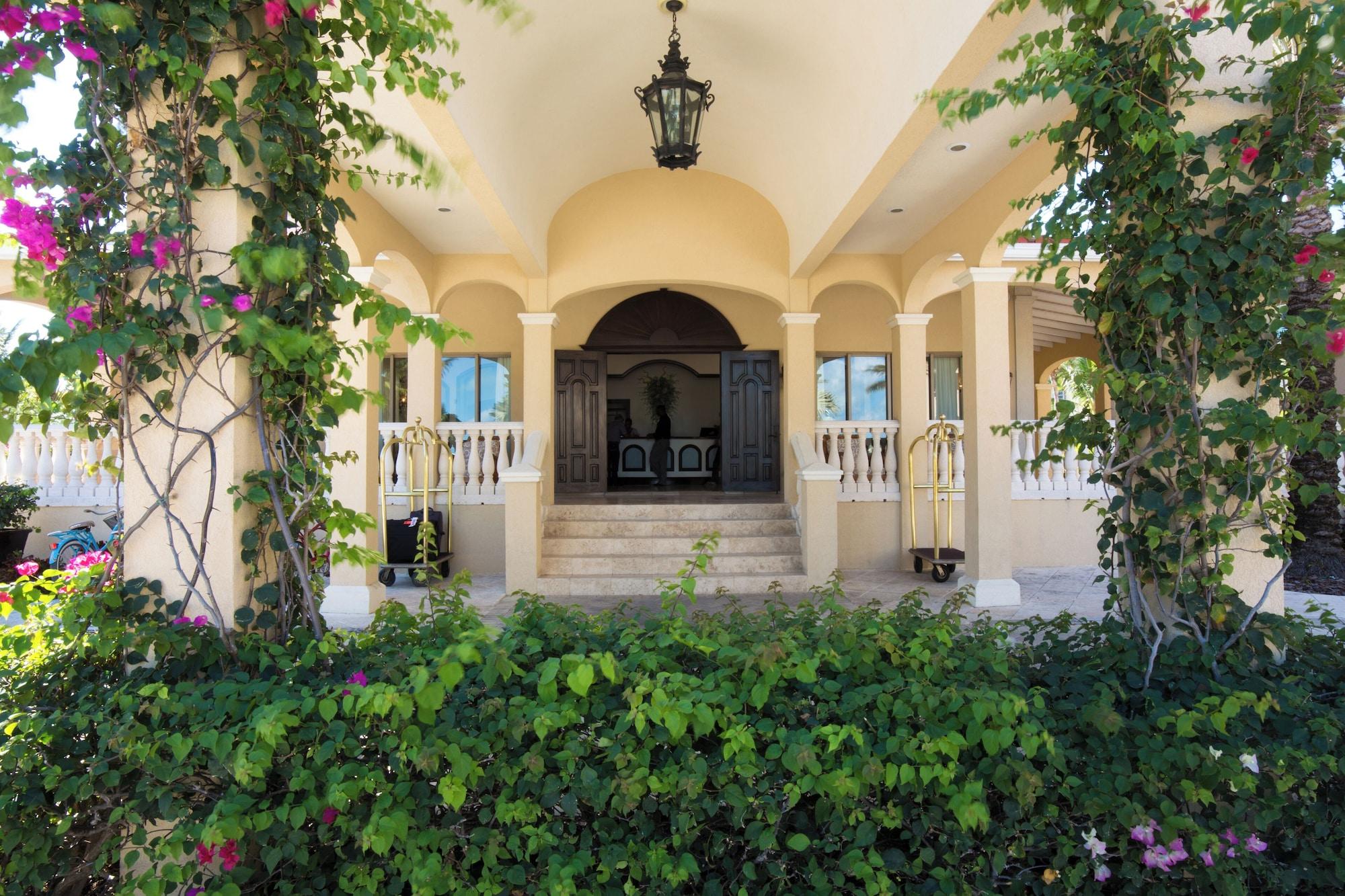 Vista Exterior The Somerset on Grace Bay