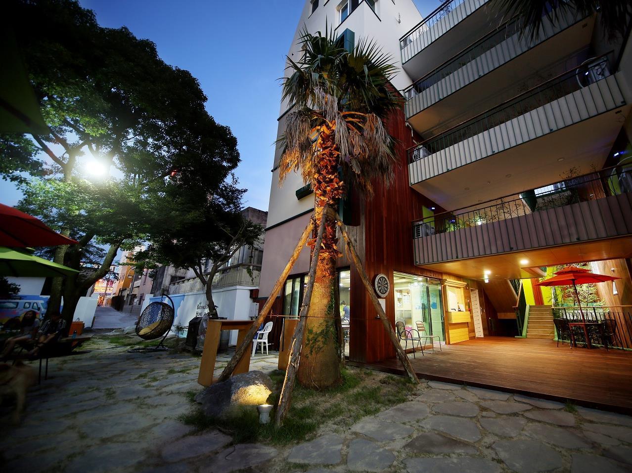 Vista Lobby Backpacker's Home