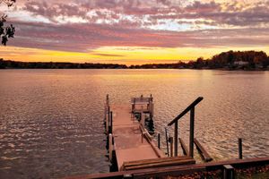 Alquiler Vacacional - Benton Harbor Lake House w/ Dock & Fire Pit!