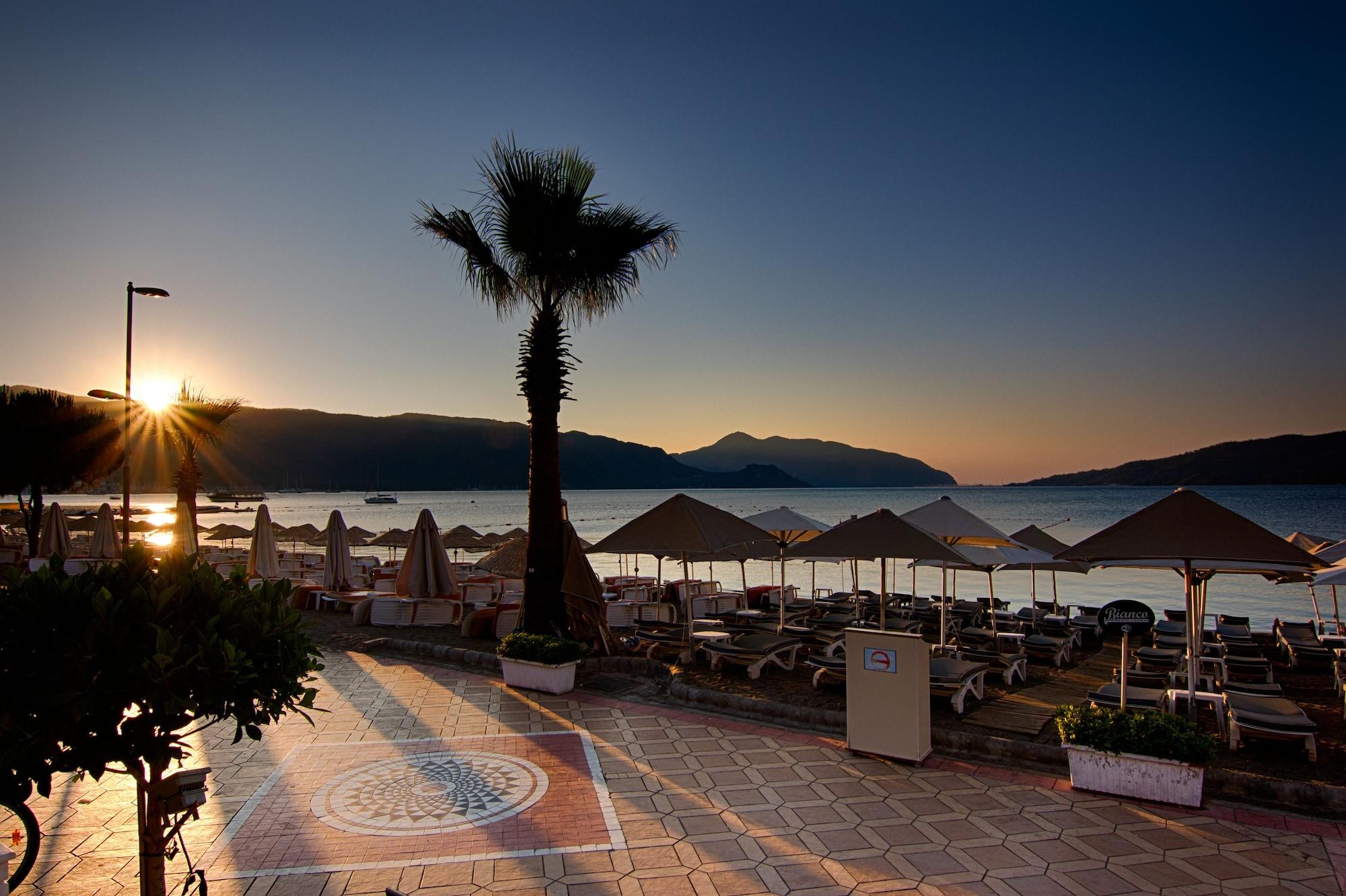 Vista Exterior Romance Beach Hotel