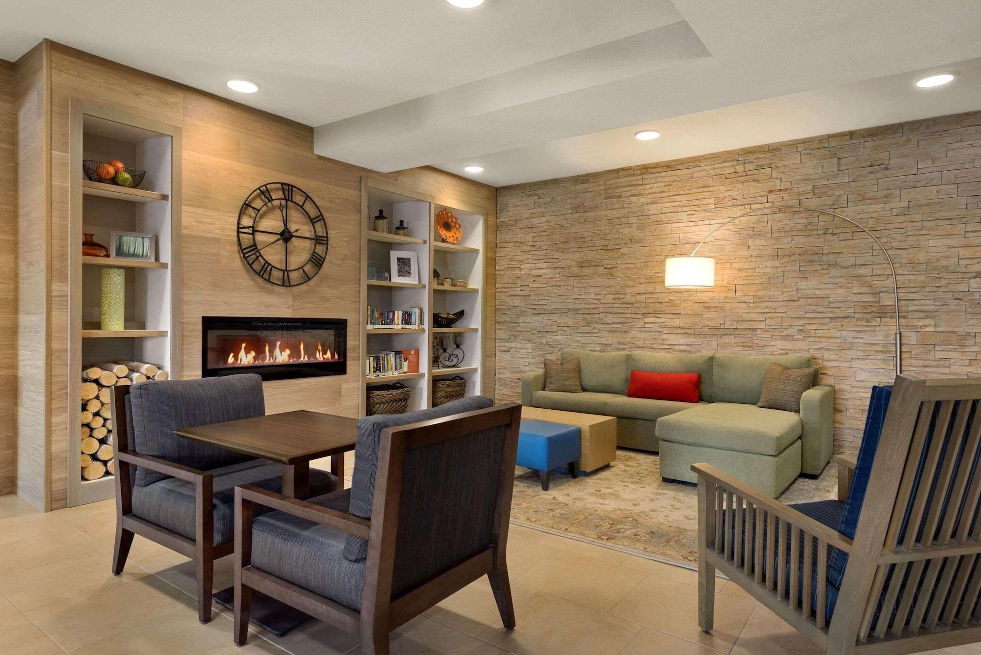 Vista Lobby Country Inn & Suites by Radisson, St. Cloud West, MN