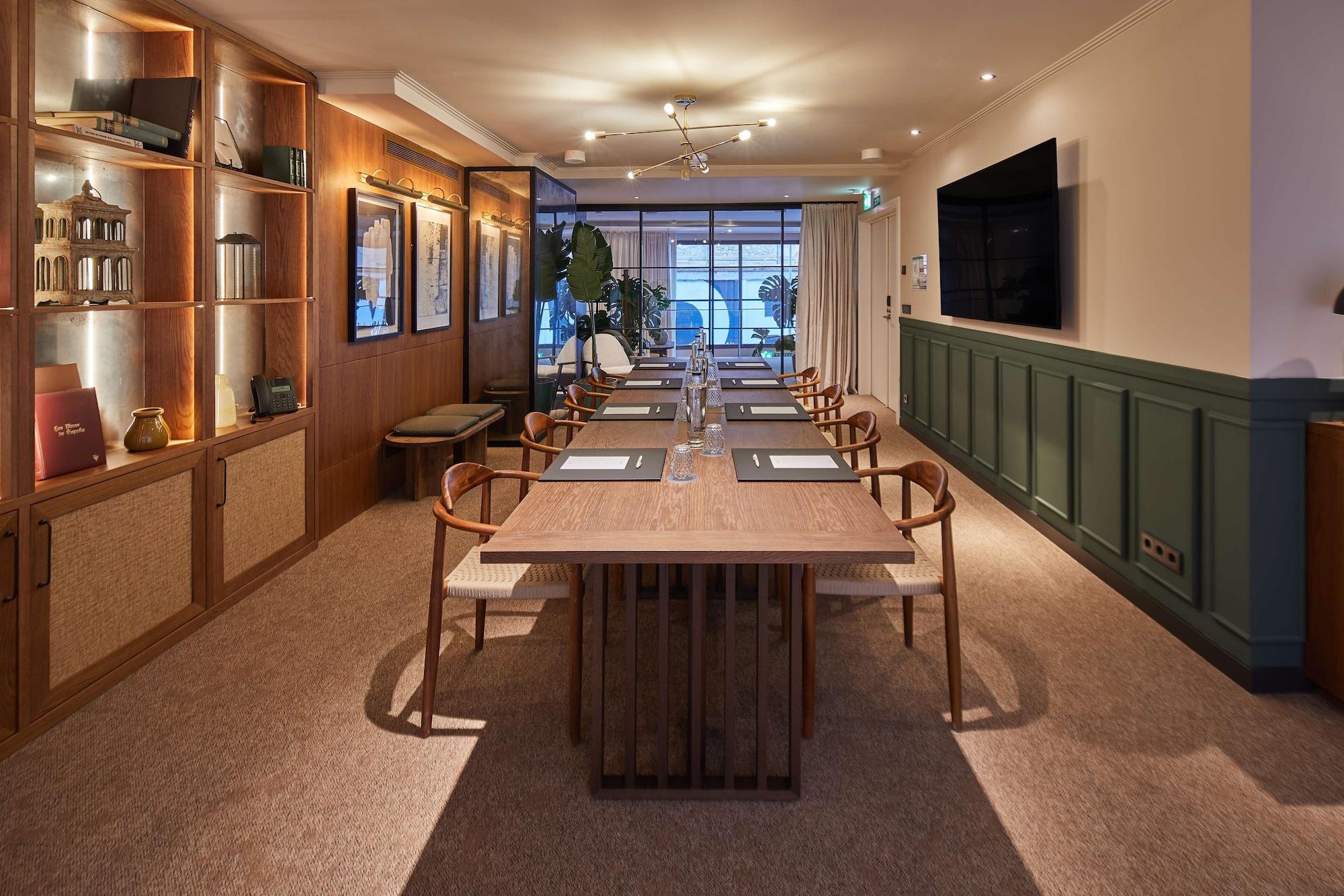 Sala de Reuniones Via Sants Hotel Barcelona, Tapestry Collection by Hilton