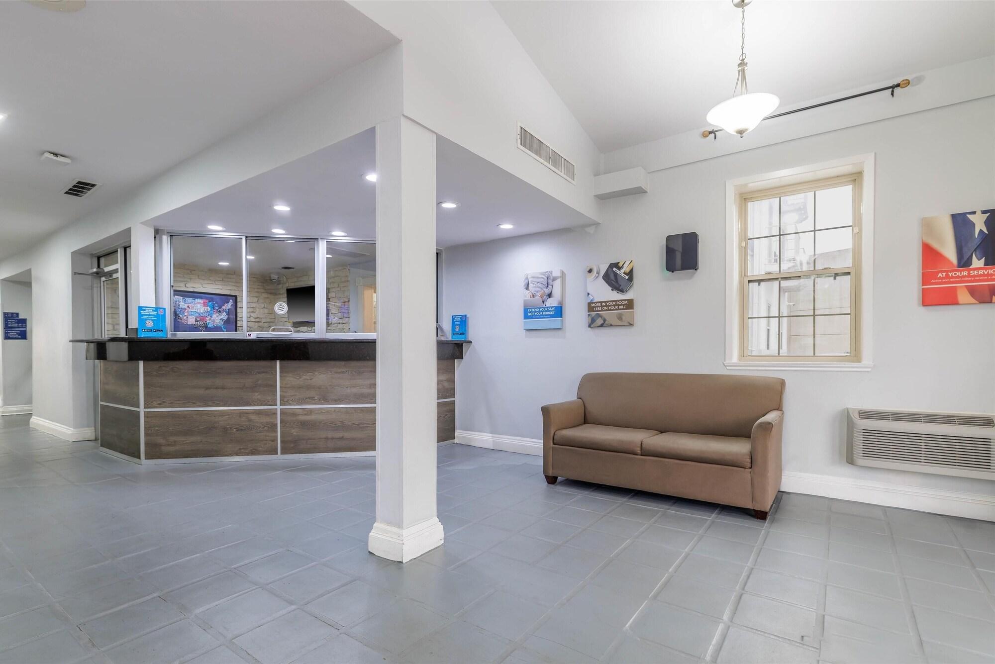 Vista Lobby Studio 6 Suites - Dallas, TX - Downtown