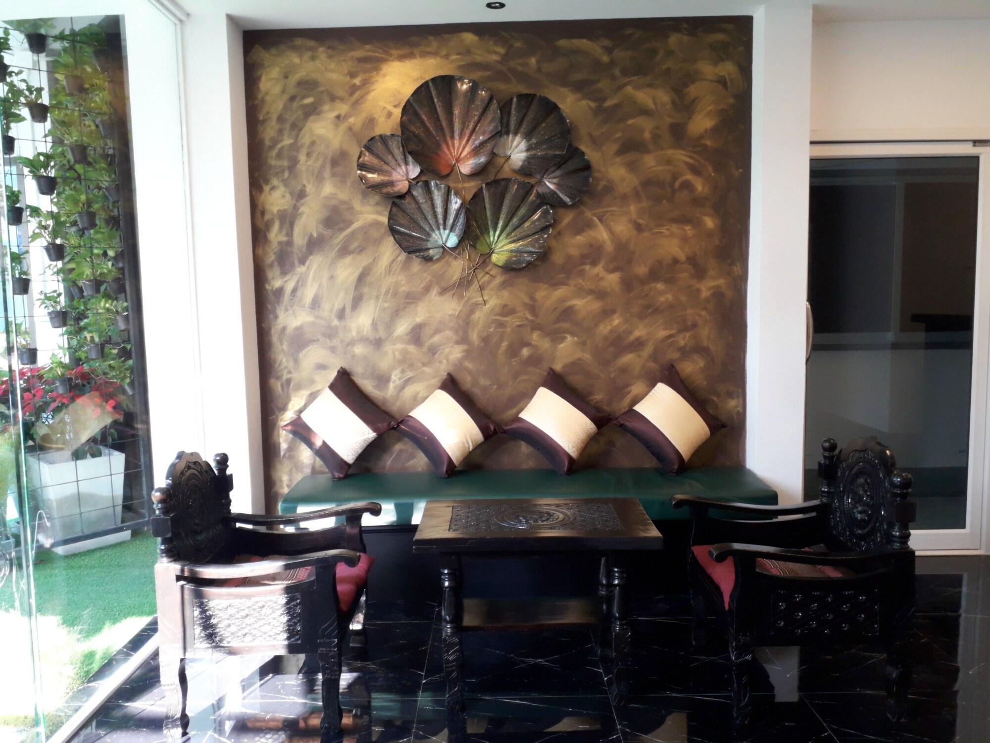 Vista Lobby Northland House Hotel