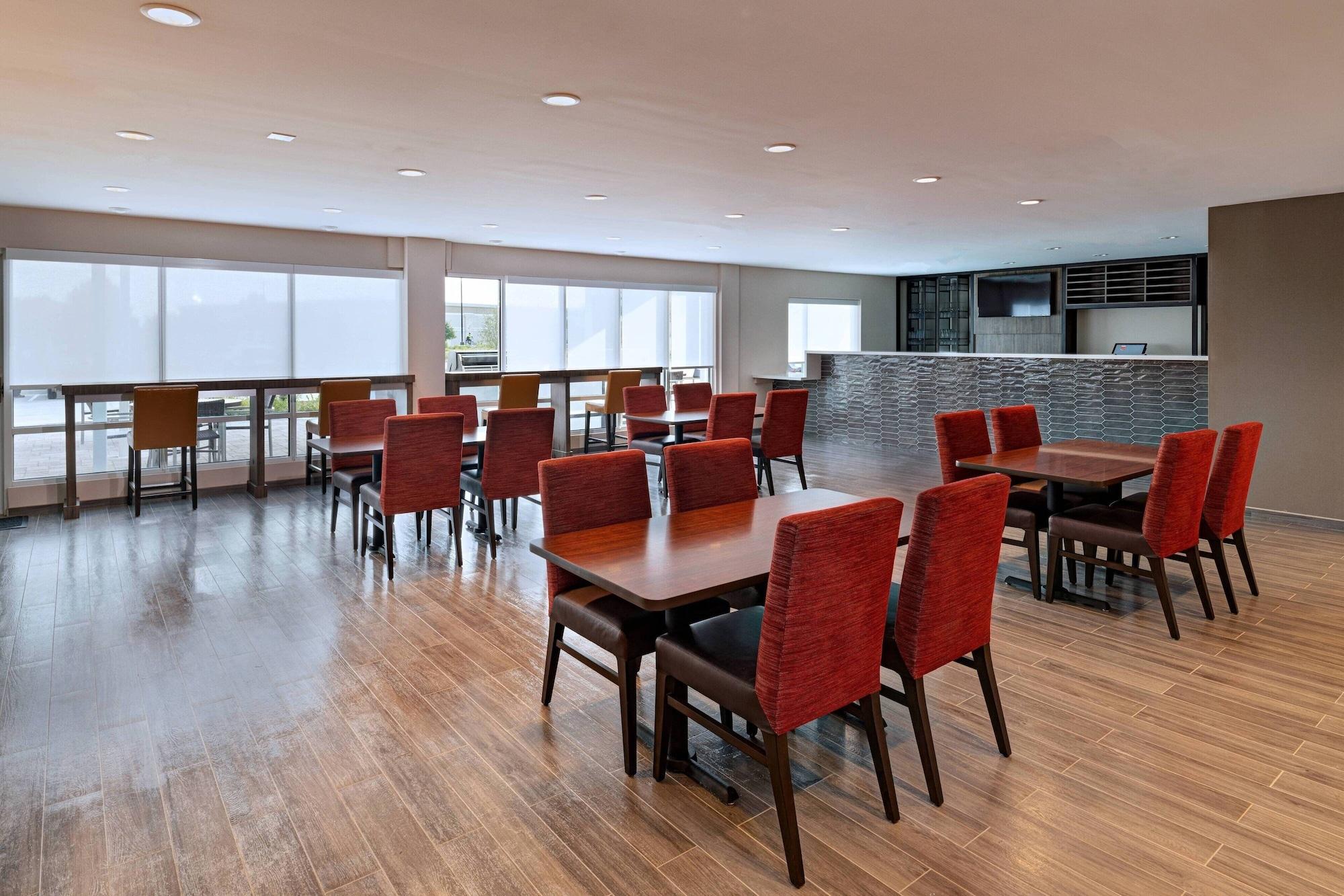 Restaurant TownePlace Suites by Marriott San Antonio Northwest at The RIM