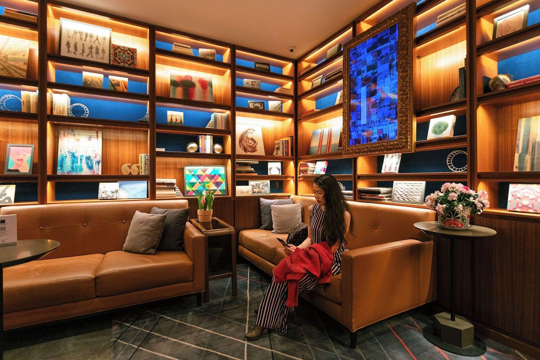 Vista Lobby Axiom Hotel
