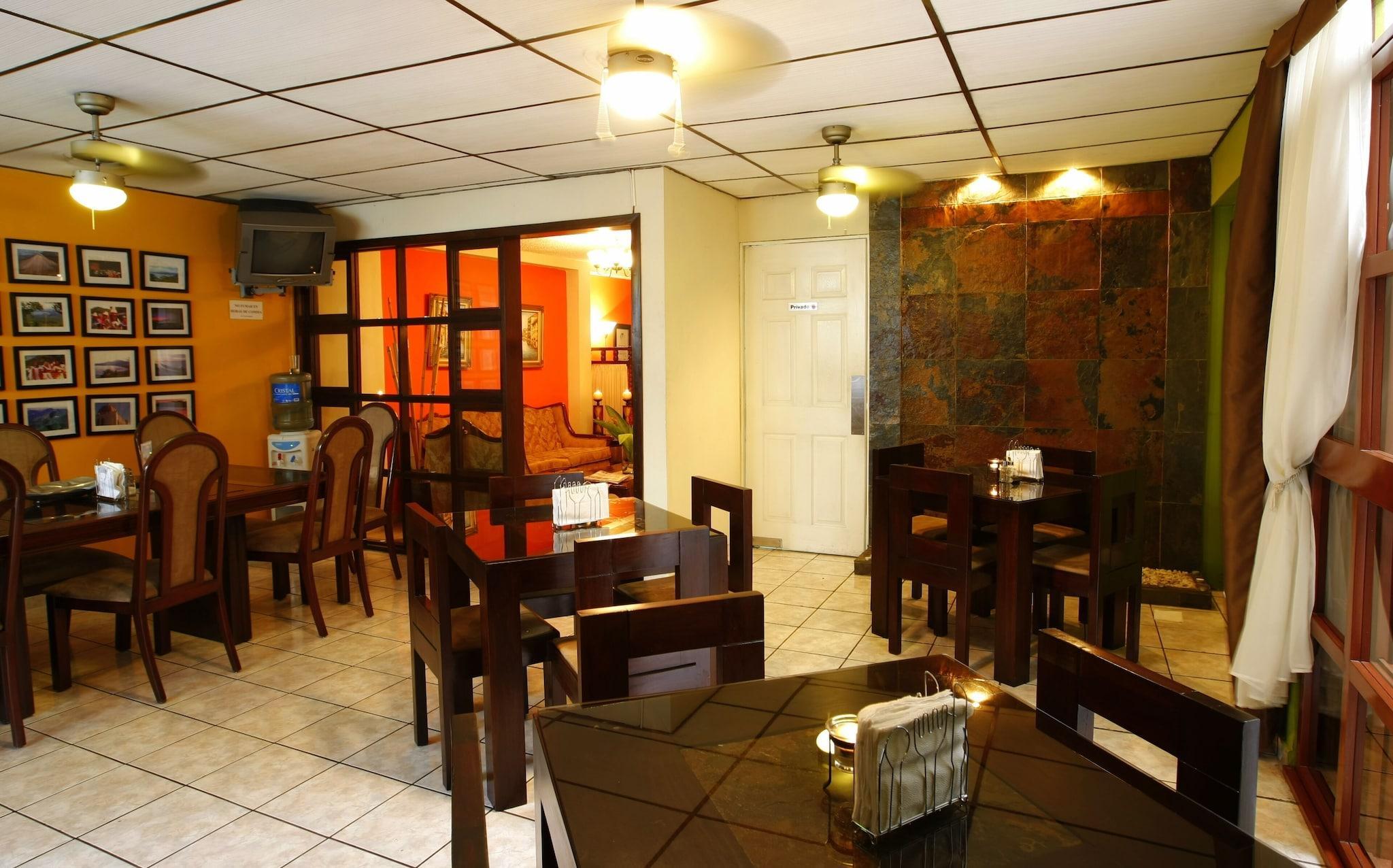 Bar/Salón Hotel Tazumal House