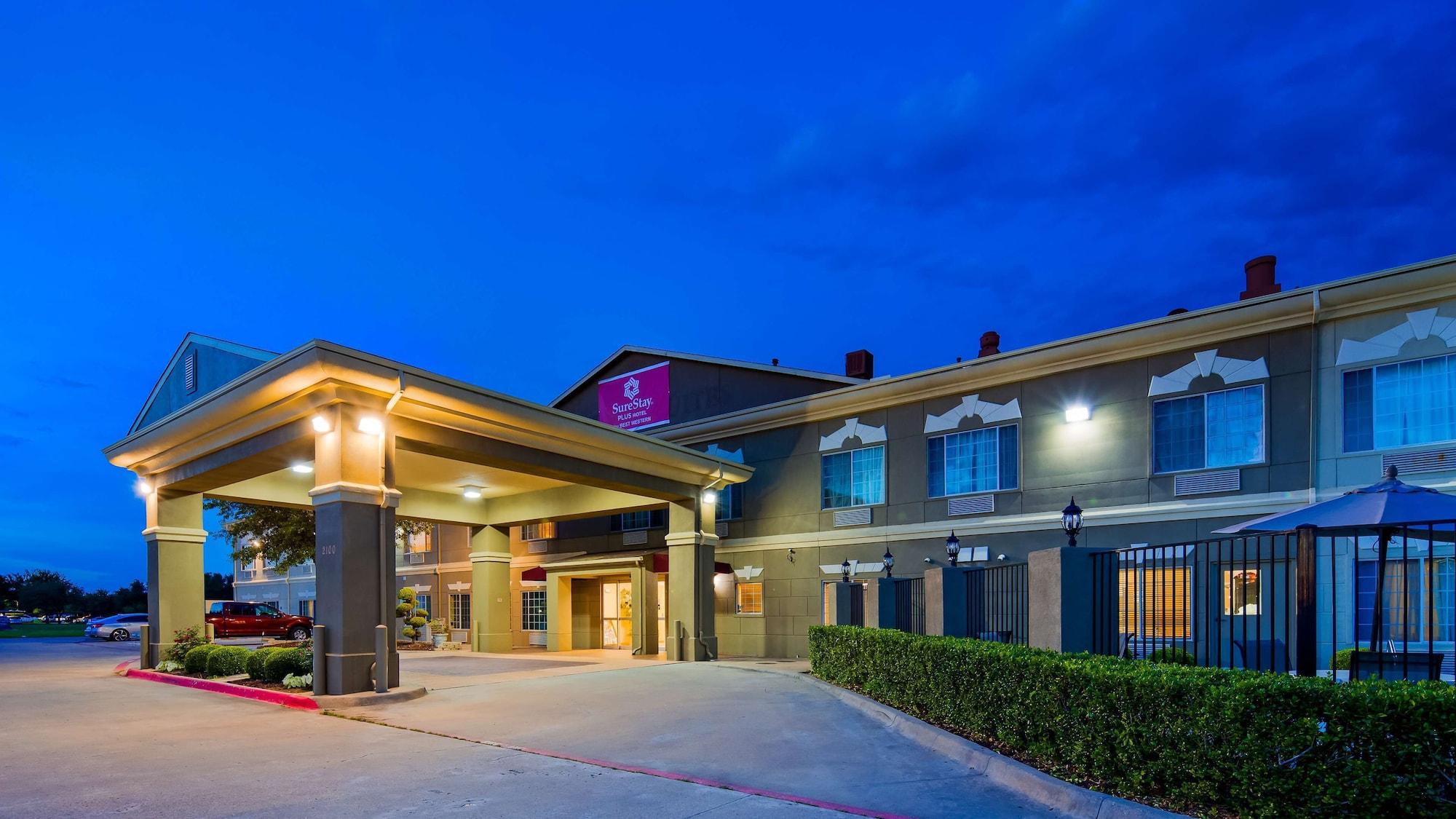 Vista Exterior SureStay Plus Hotel by Best Western Mesquite
