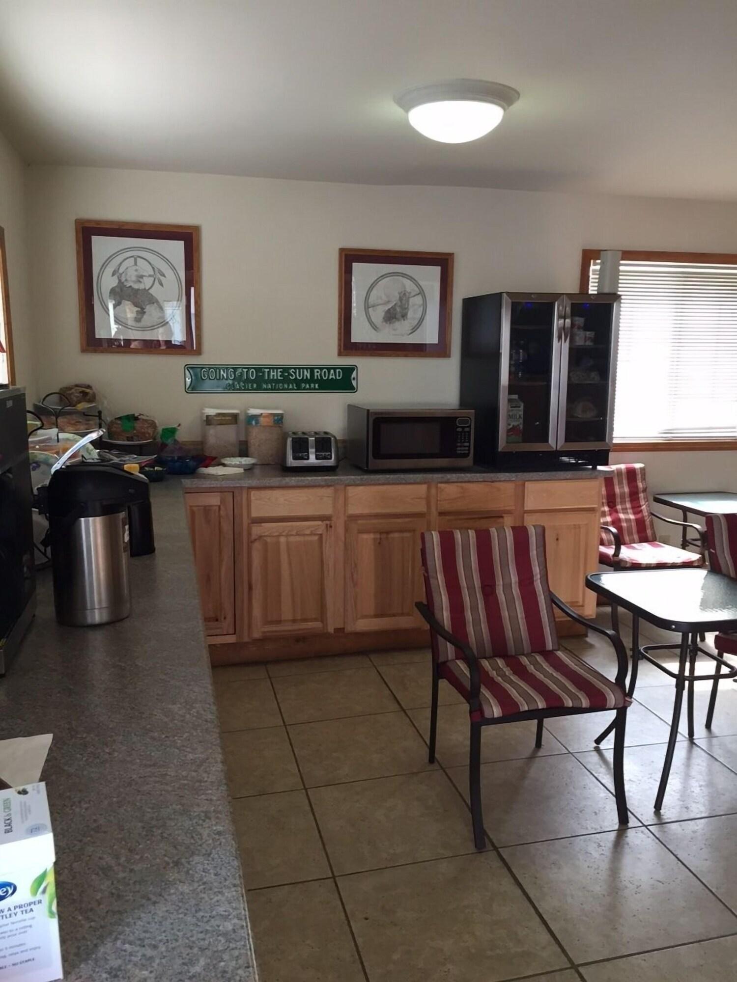 Restaurant Going-To-The-Sun Inn & Suites