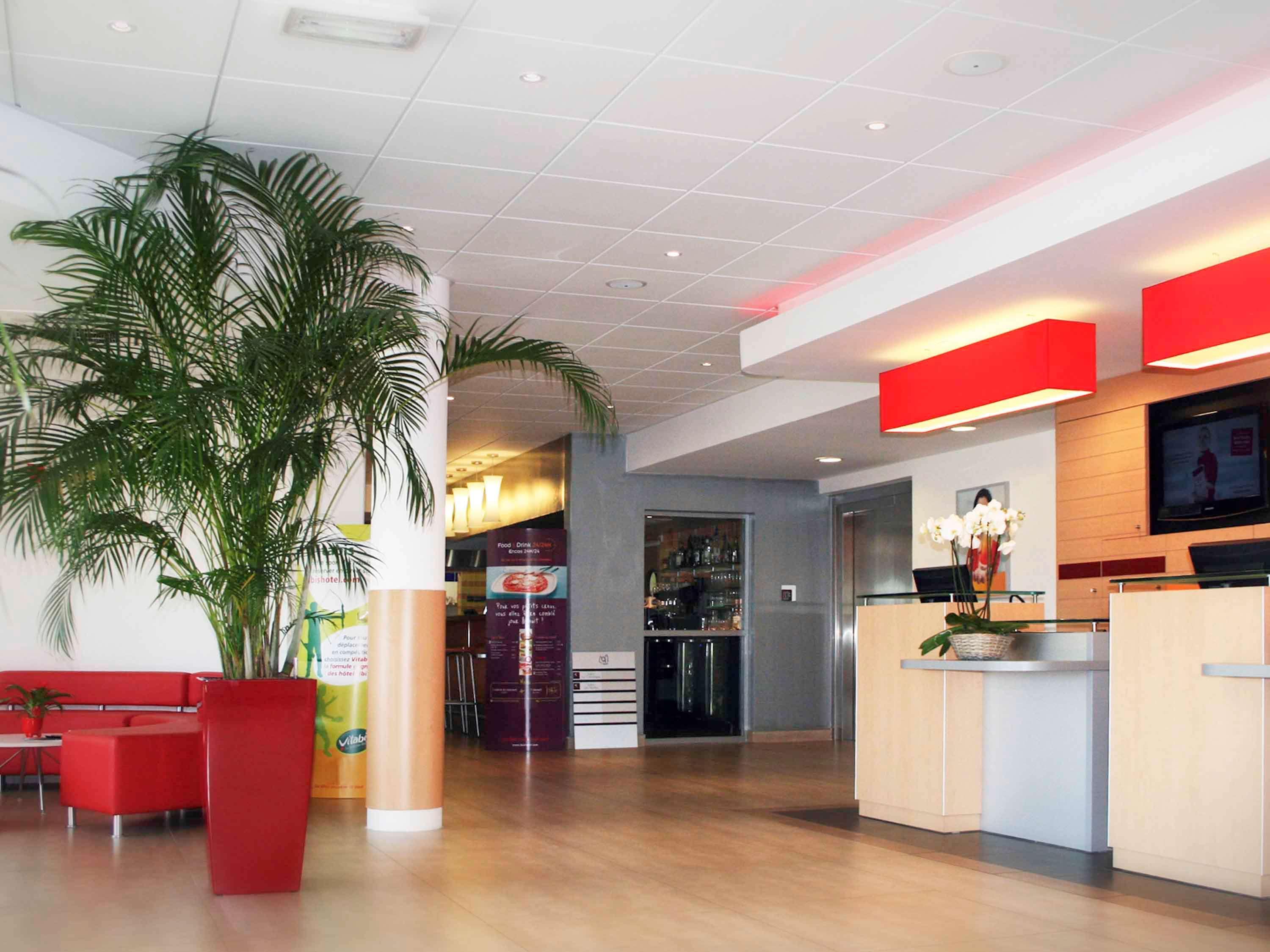 Vista Lobby ibis Istres Trigance