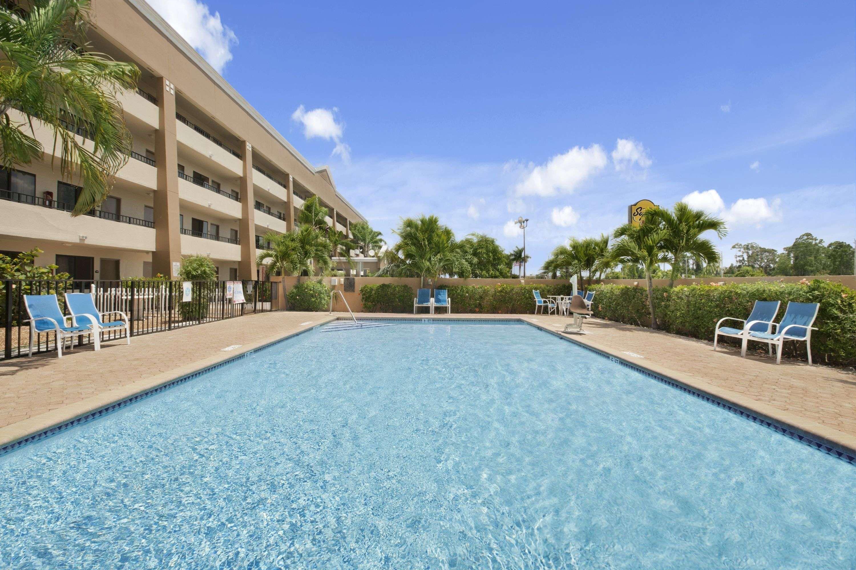 Vista Piscina Super 8 by Wyndham Fort Myers