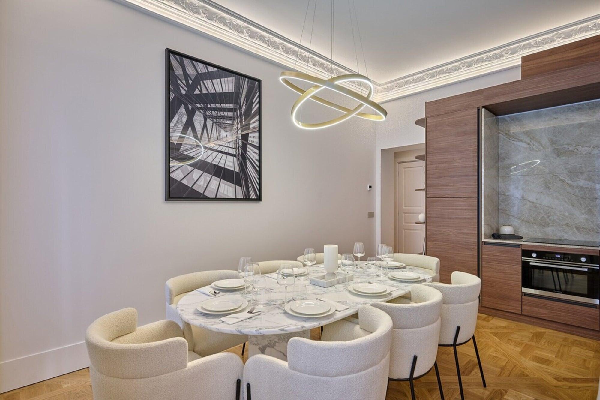Restaurant Luxurious Matignon/saint Honore Apartment