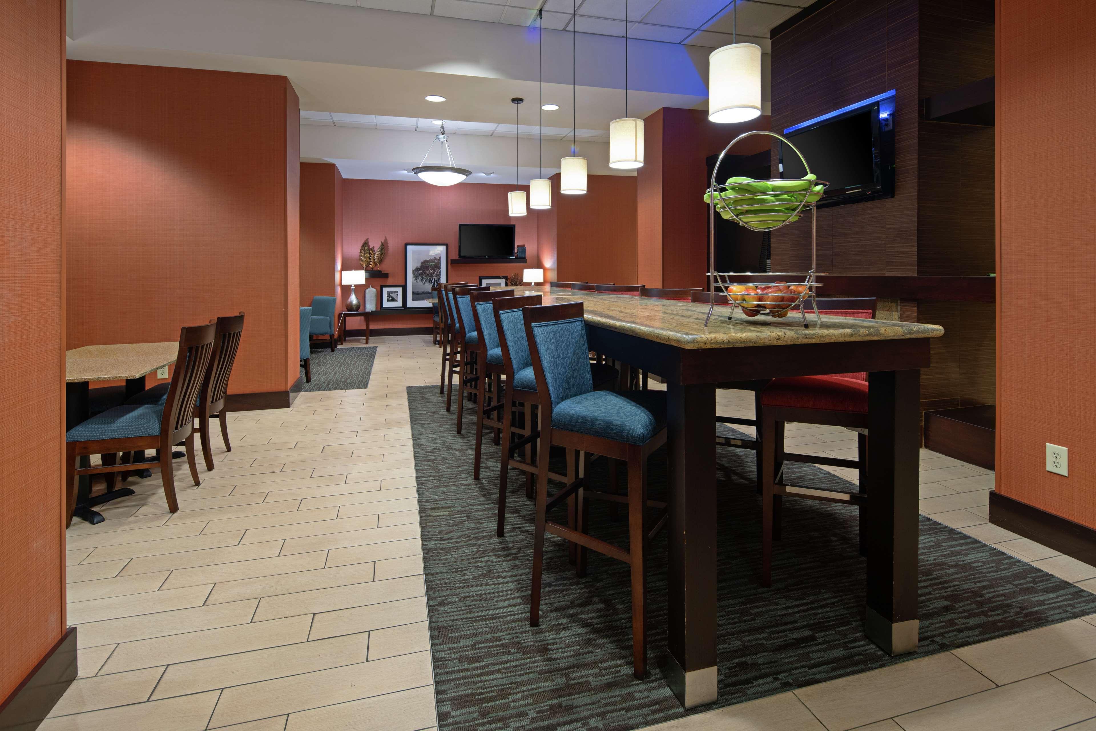 Vista Lobby Hampton Inn & Suites Bremerton