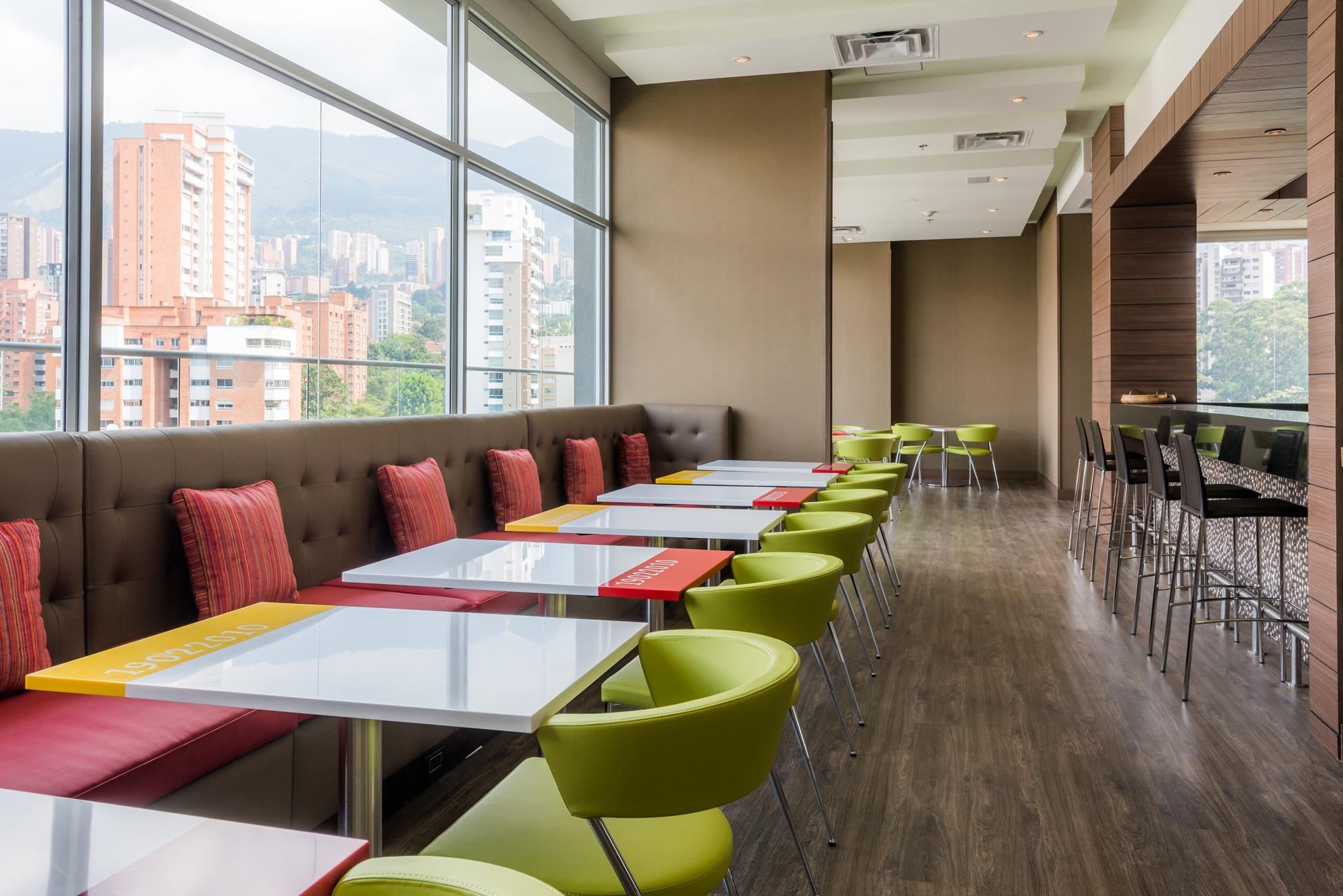 Restaurant Hampton By Hilton Medellín