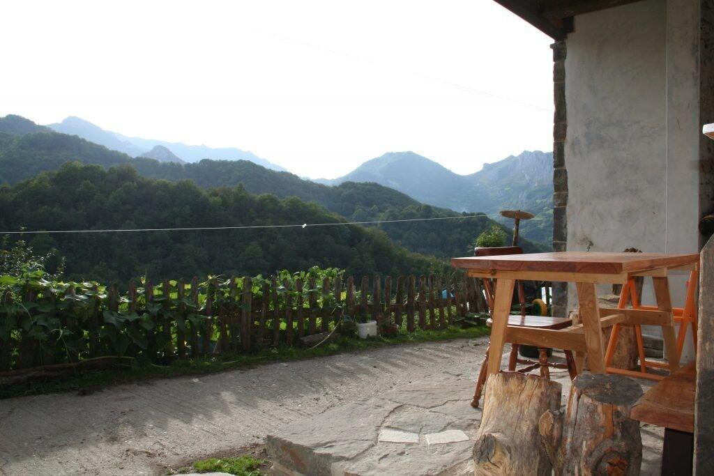 Vista Exterior Albergue Les Xendes. Parque de Redes - Hostel