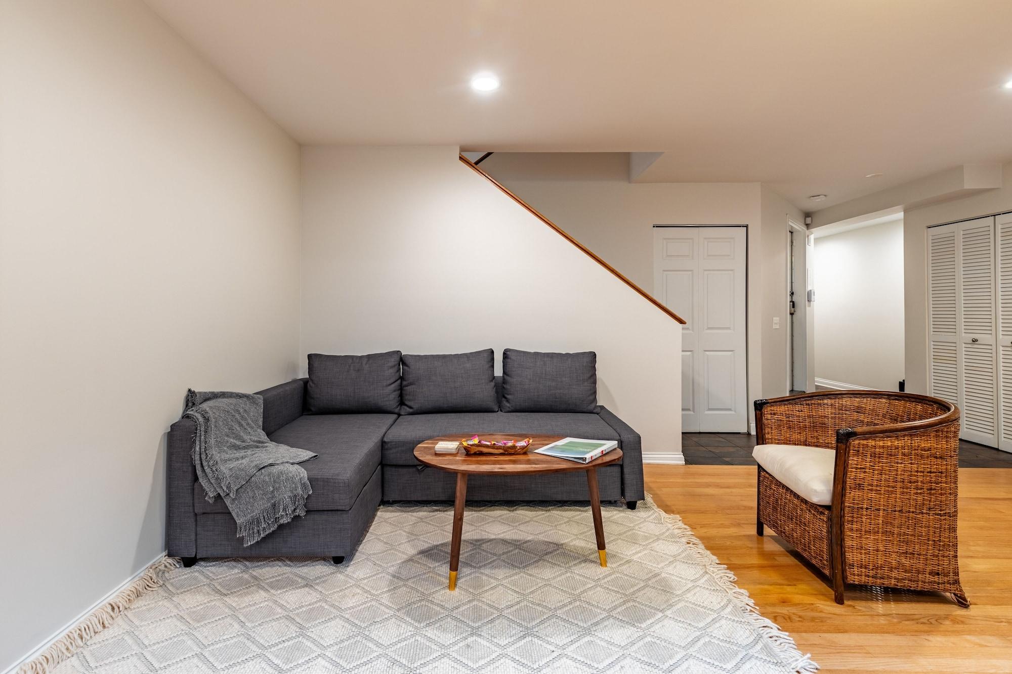 Comodidades del Alojamiento Windy City Getaway 3br 2ba Chicago Townhouse 3 Bedroom Home by RedAwning